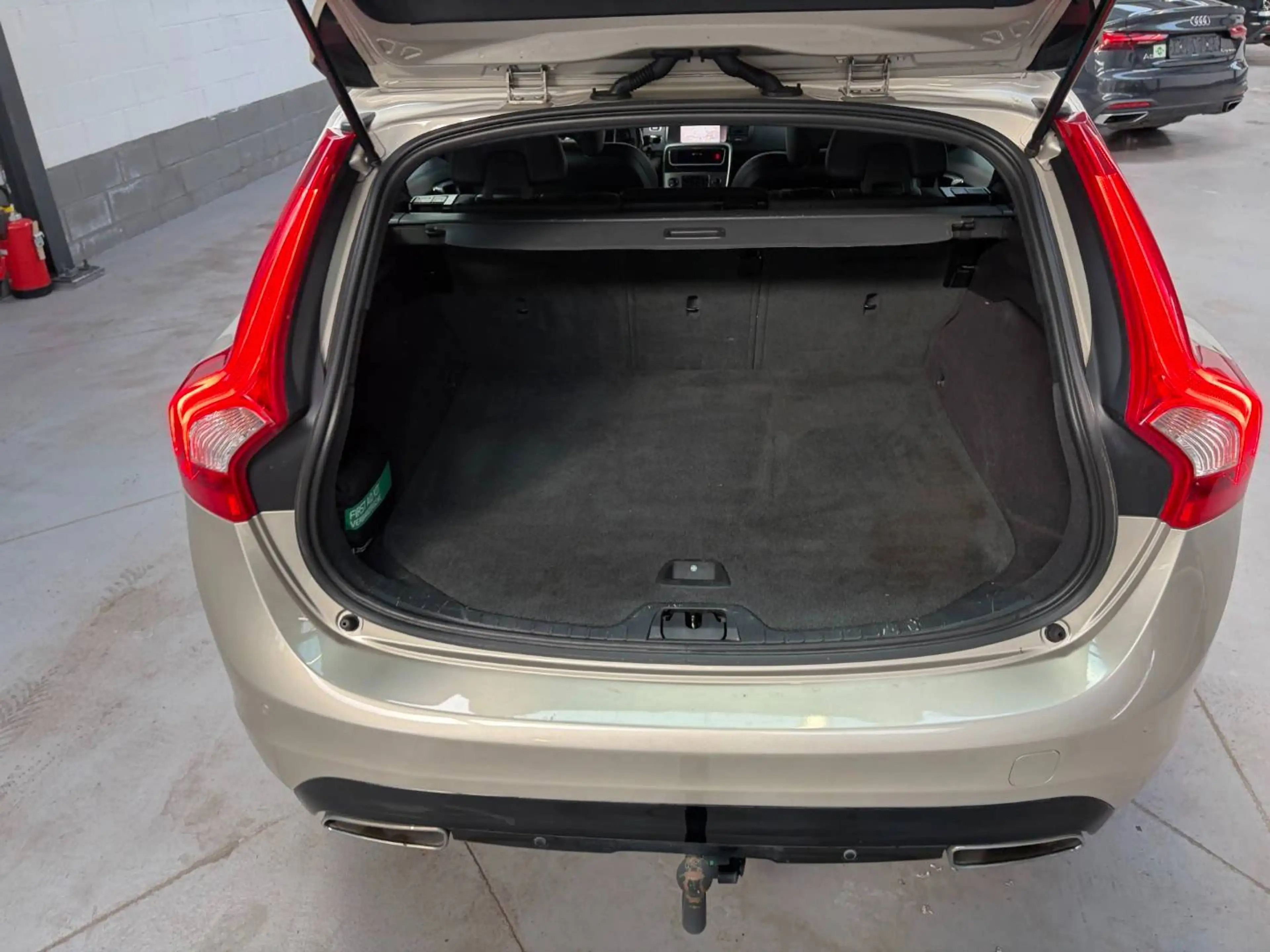 Volvo V60 V60 2.0 D2 Dynamic Edition — photo 14