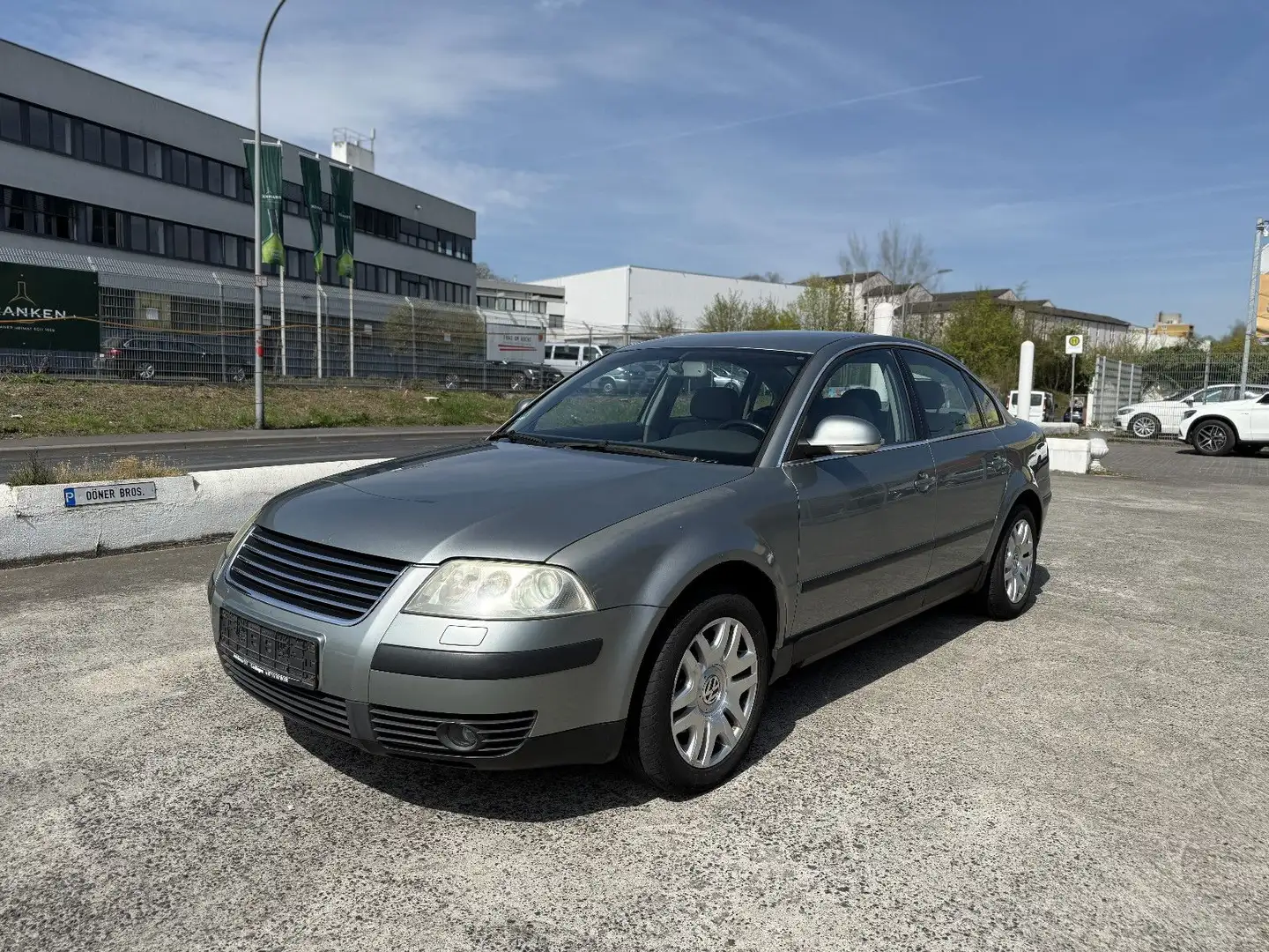Volkswagen Passat 1.8 T Xenon Automatik AHK Navi Klimaauto. Gris - 1