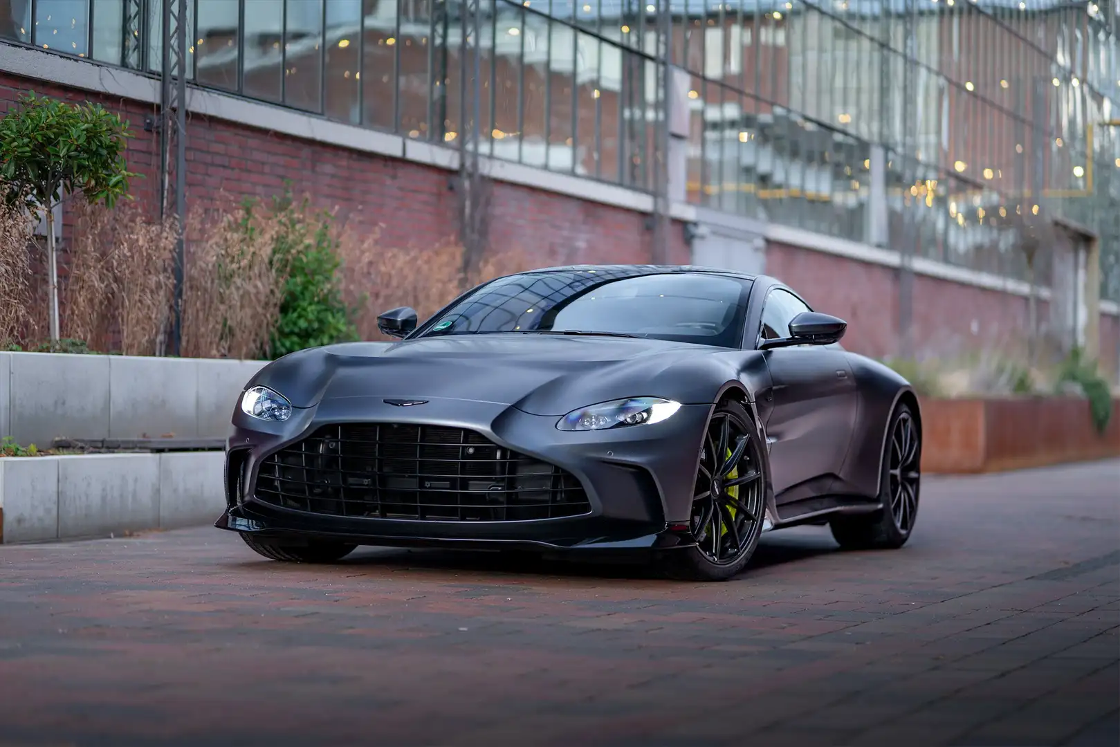 Aston Martin Vantage V12 VANTAGE | 1. HD. | LIMITED | 1 OF 333 Gris - 2