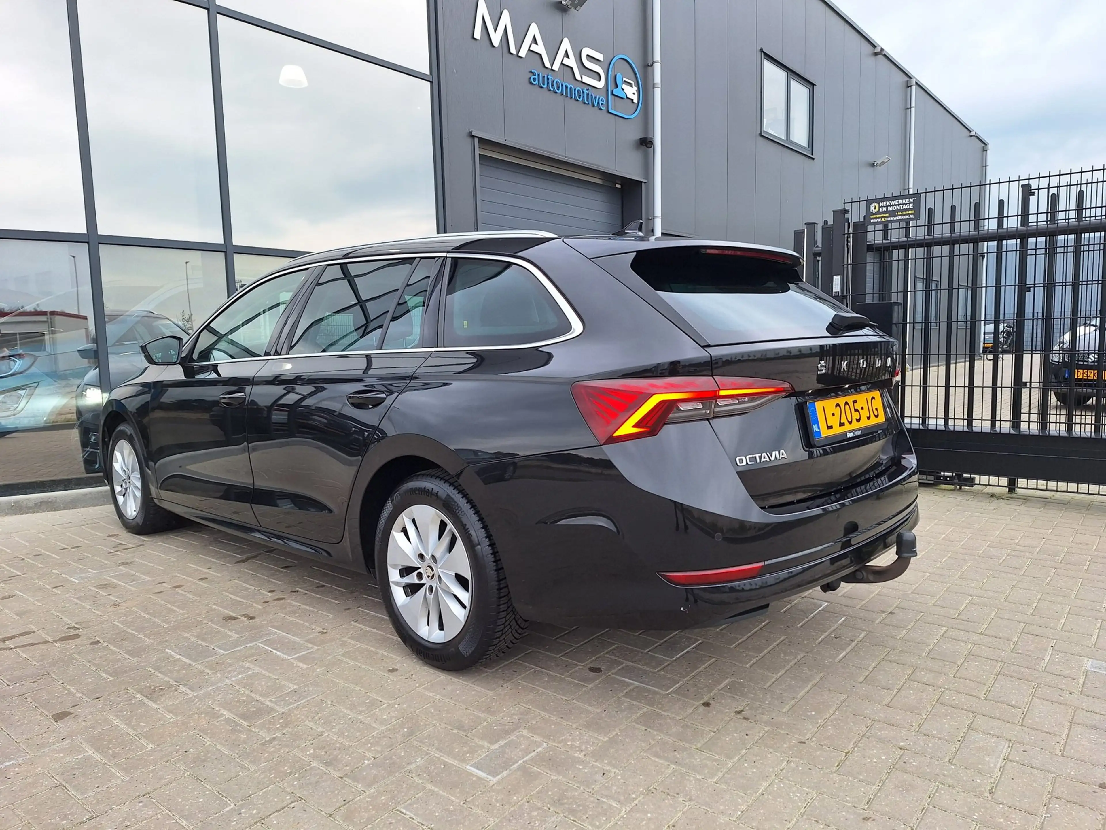 Skoda Octavia Combi 1.0 TSI Business Edition DEALER OH — photo 3