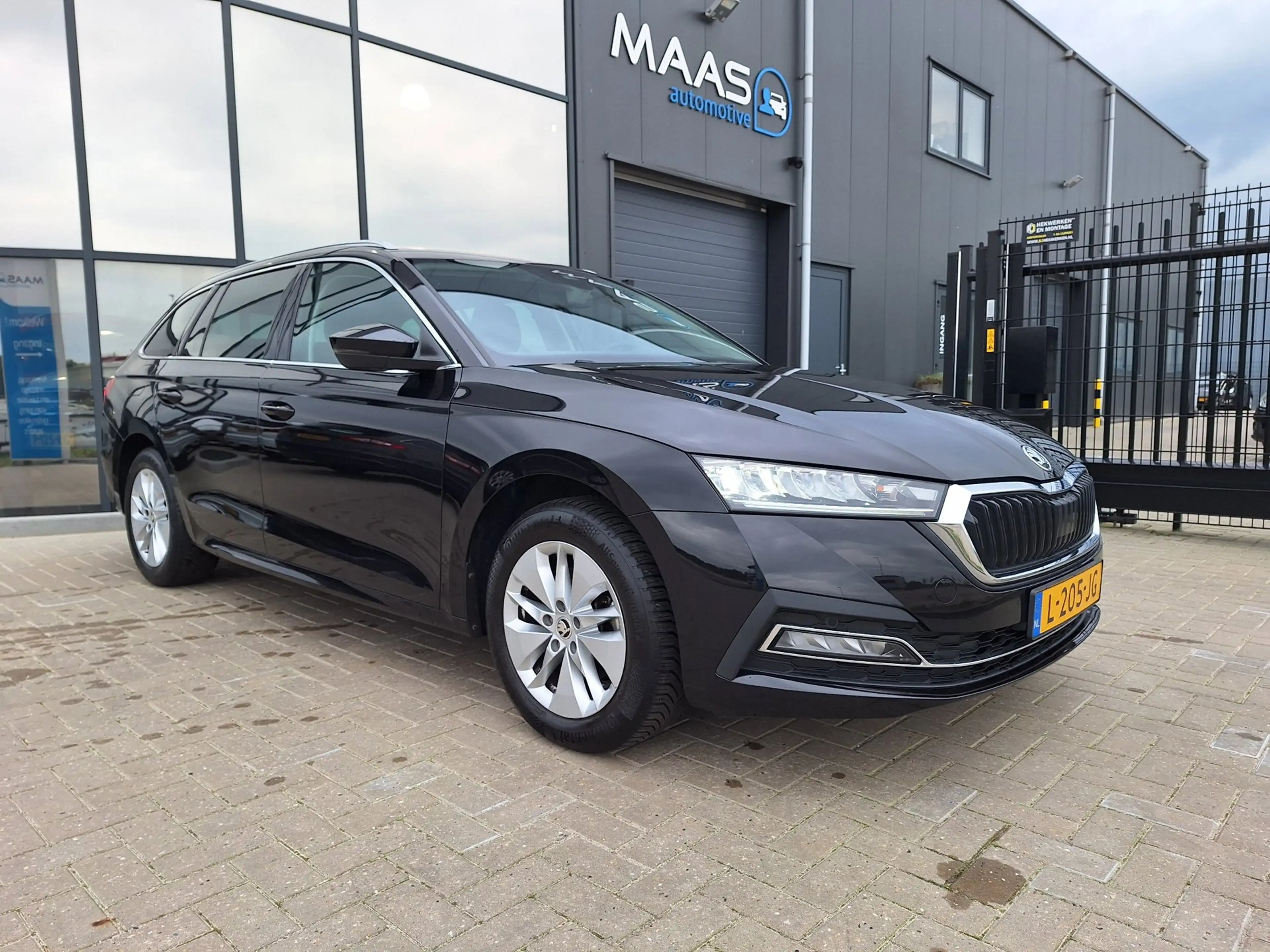 Skoda Octavia Combi 1.0 TSI Business Edition DEALER OH — photo 7