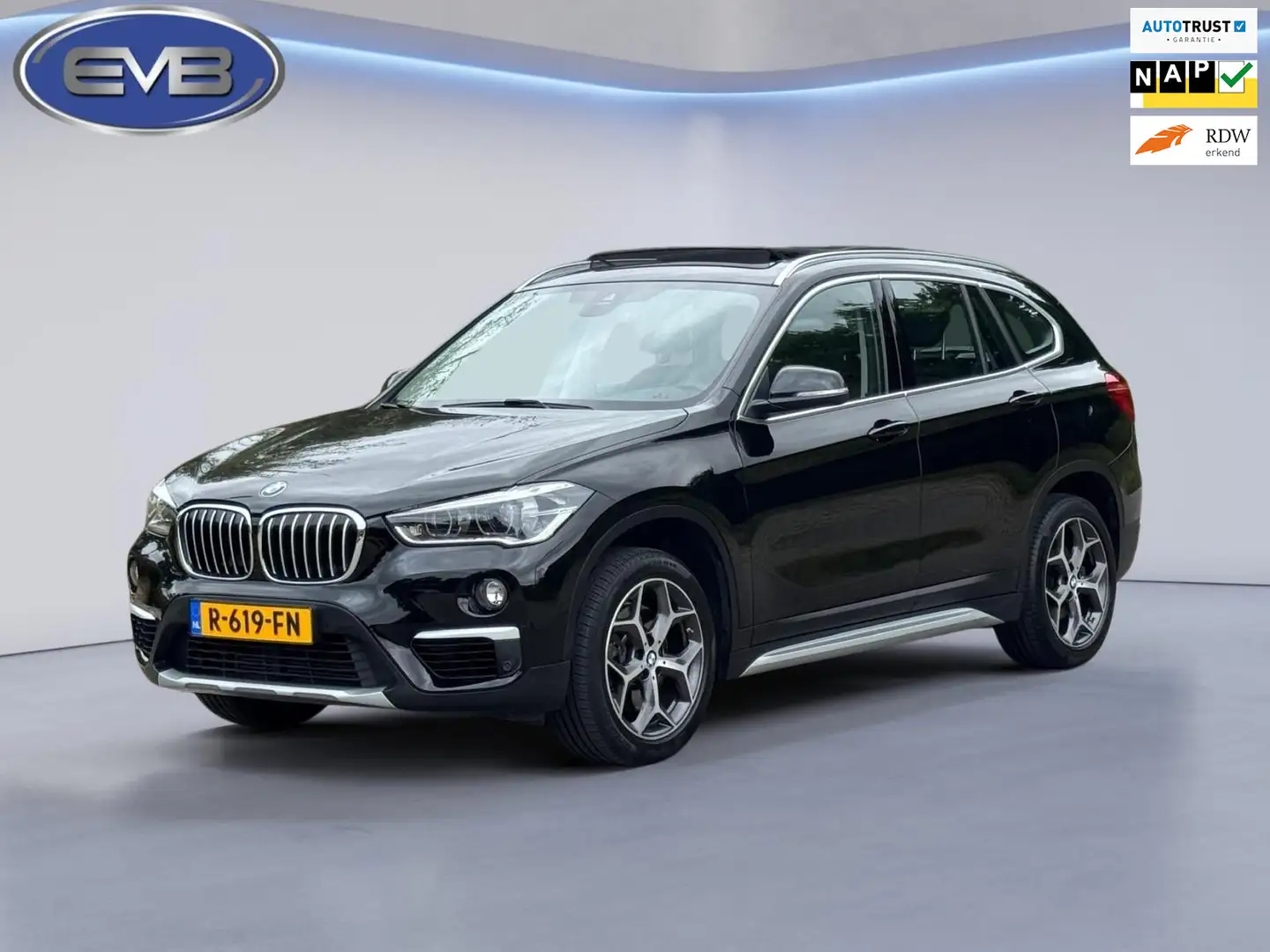 BMW X1 SDrive20i 192 pk High Executive, panoramadak, trek Noir - 1