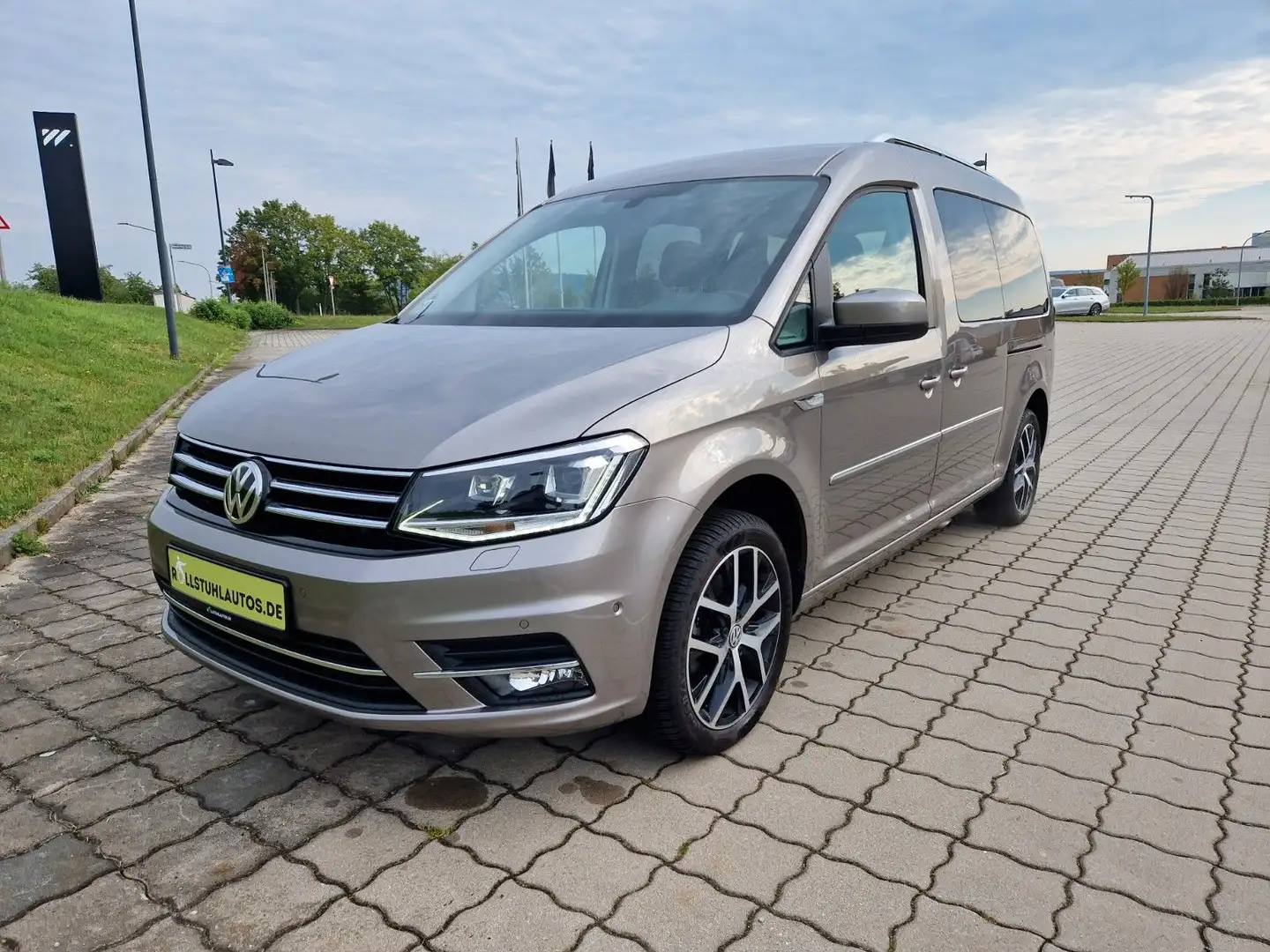 Volkswagen Caddy Maxi Highline 1.4 TSI *Rollstuhlumbau* Beige - 2