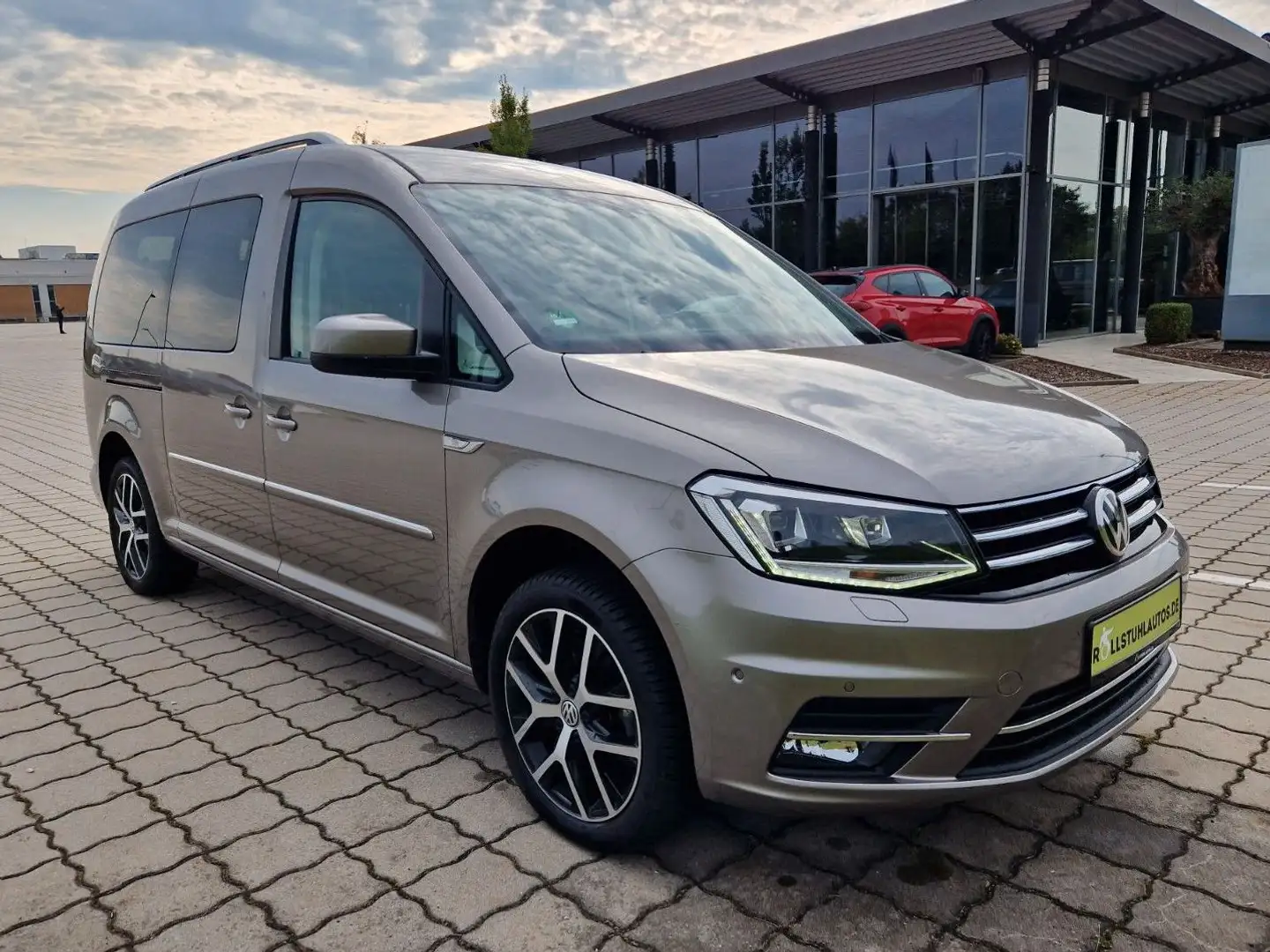 Volkswagen Caddy Maxi Highline 1.4 TSI *Rollstuhlumbau* Beige - 1