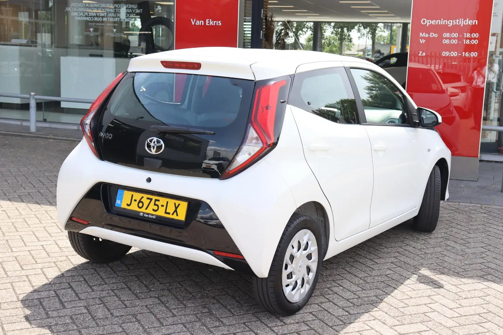 Toyota Aygo 1.0 VVT-i x-play Automaat Wit - 2