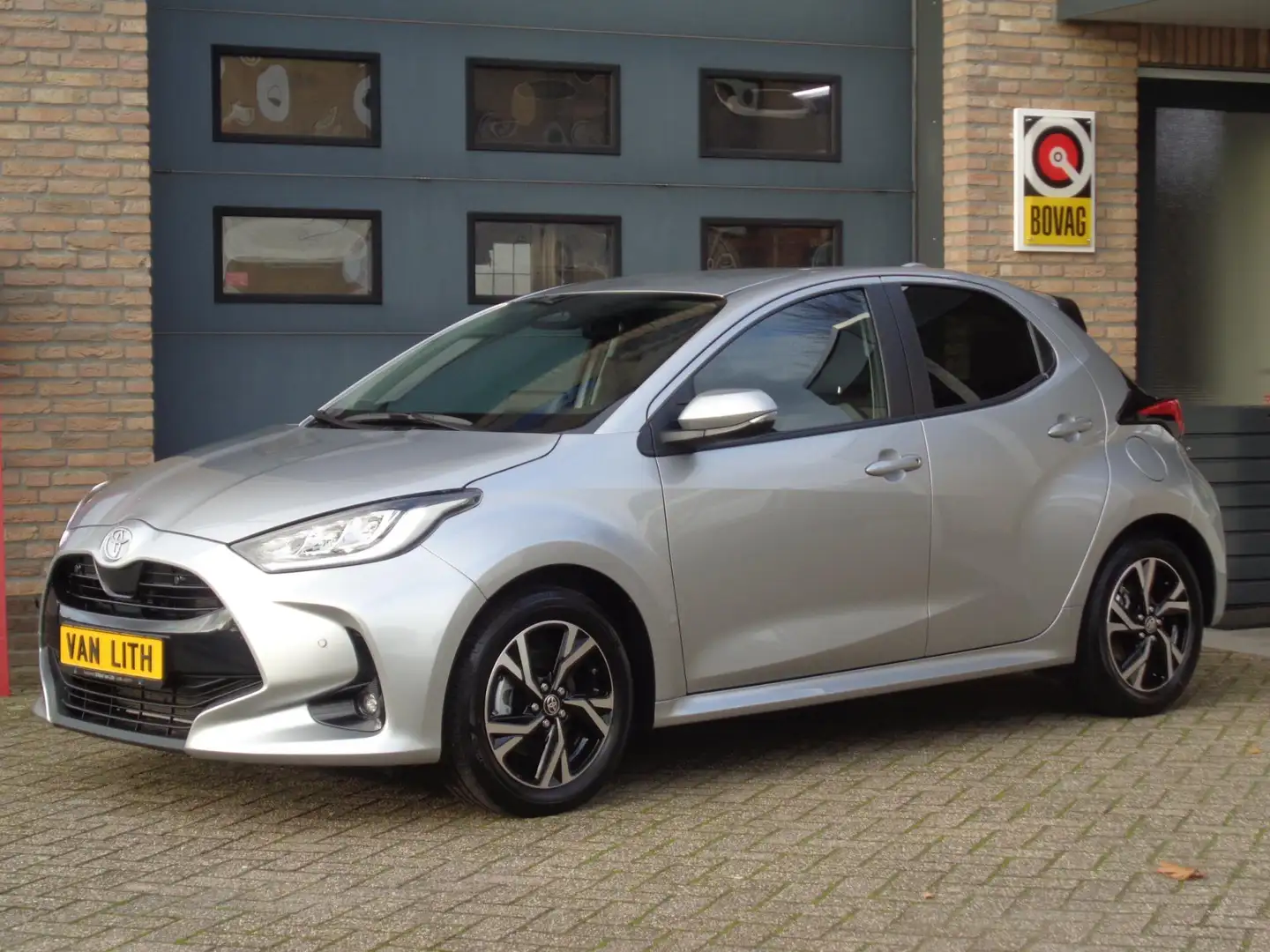 Toyota Yaris 1.5 Hybrid 115 Dynamic + Comfort Pack | Pdc v+a | Grijs - 2