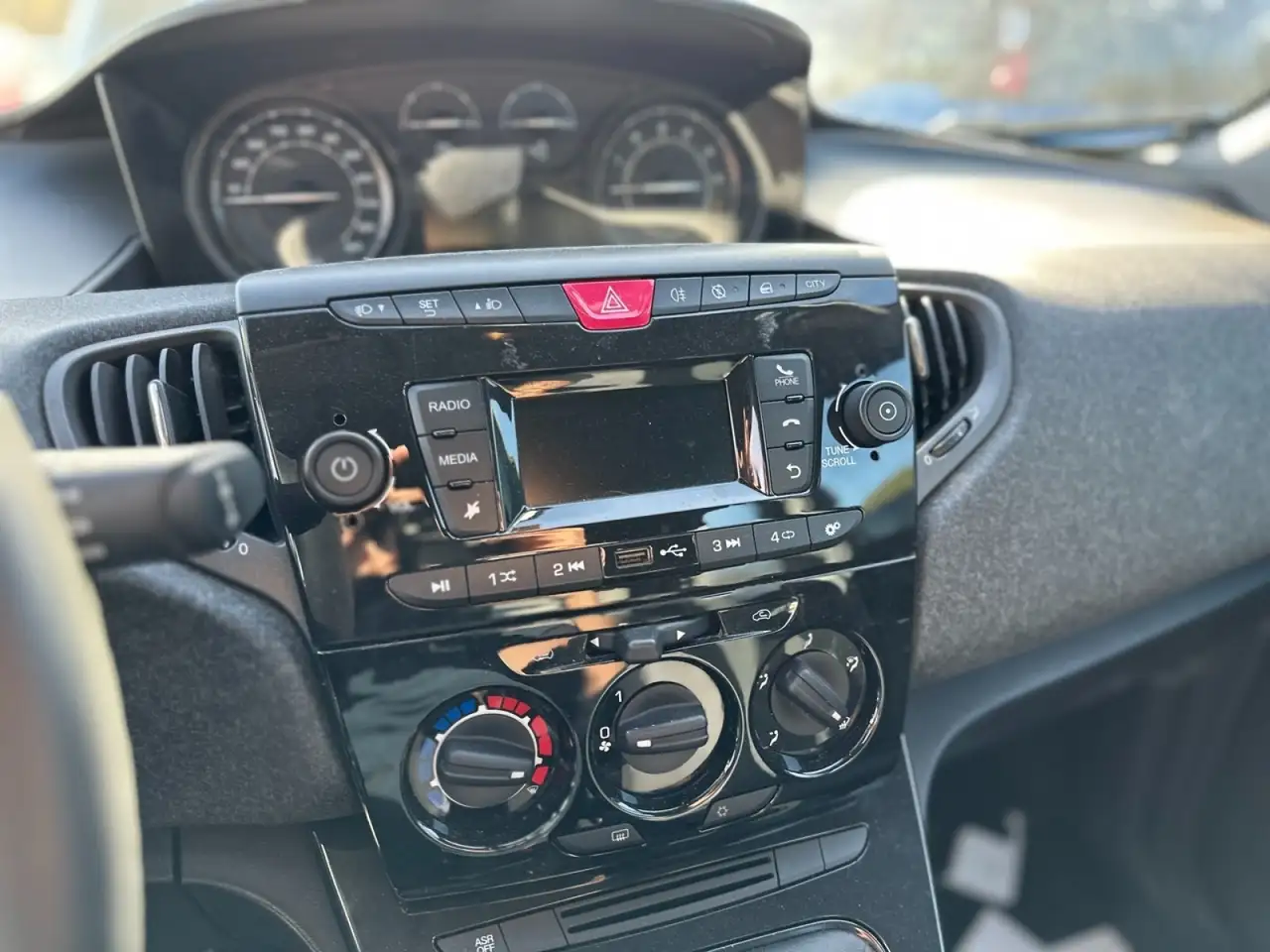 Lancia Ypsilon 2023 — фото 14