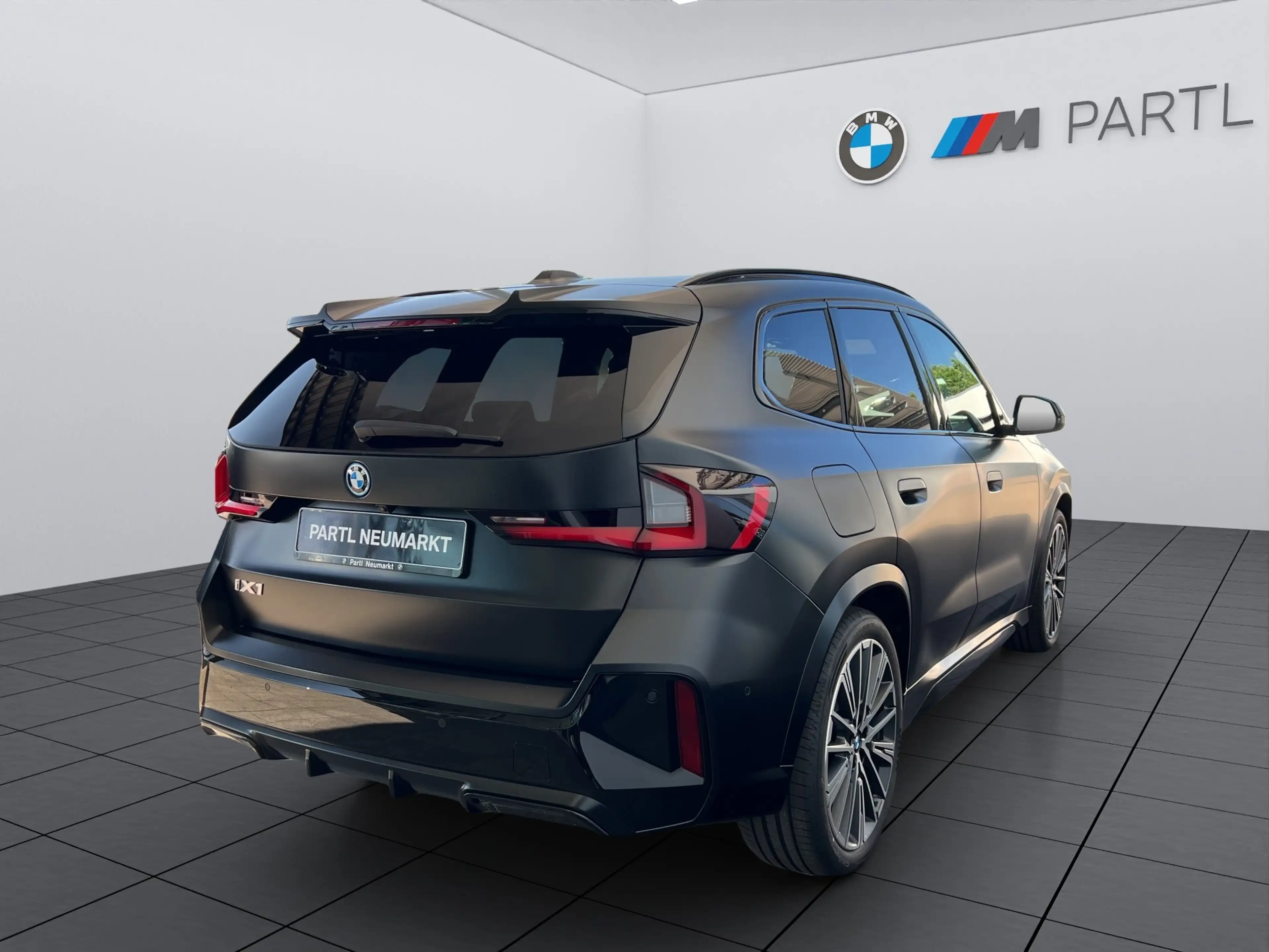 BMW iX1 xDrive30 M Sportpaket Pro adapLED PANO AHK HUD — photo 4