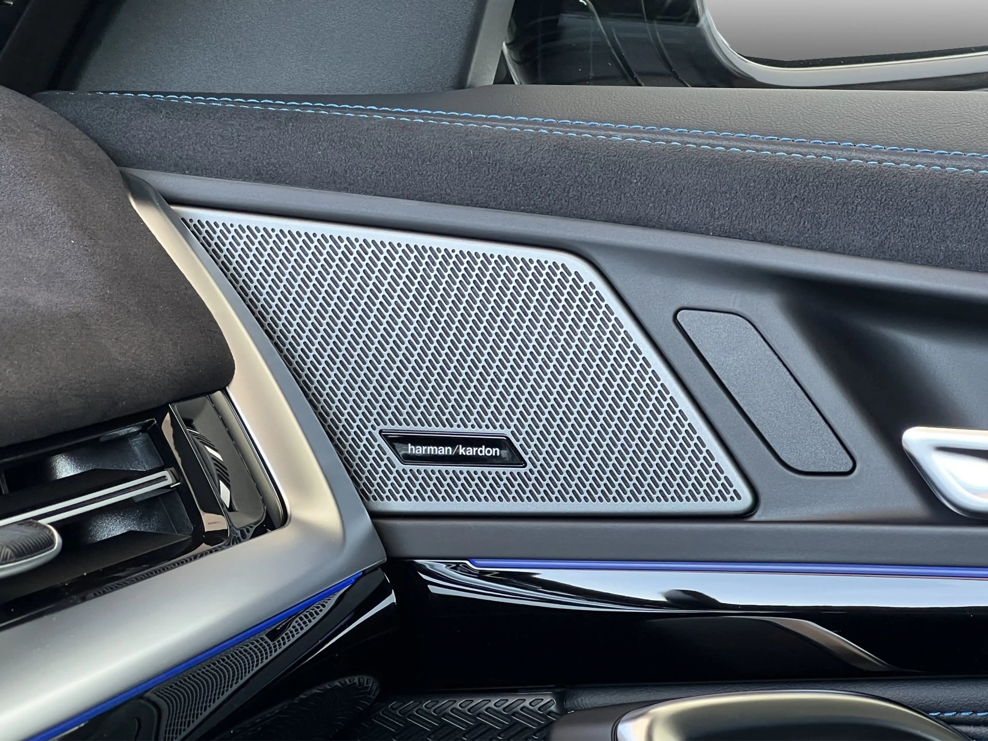 BMW iX1 xDrive30 M Sportpaket Pro adapLED PANO AHK HUD — photo 11