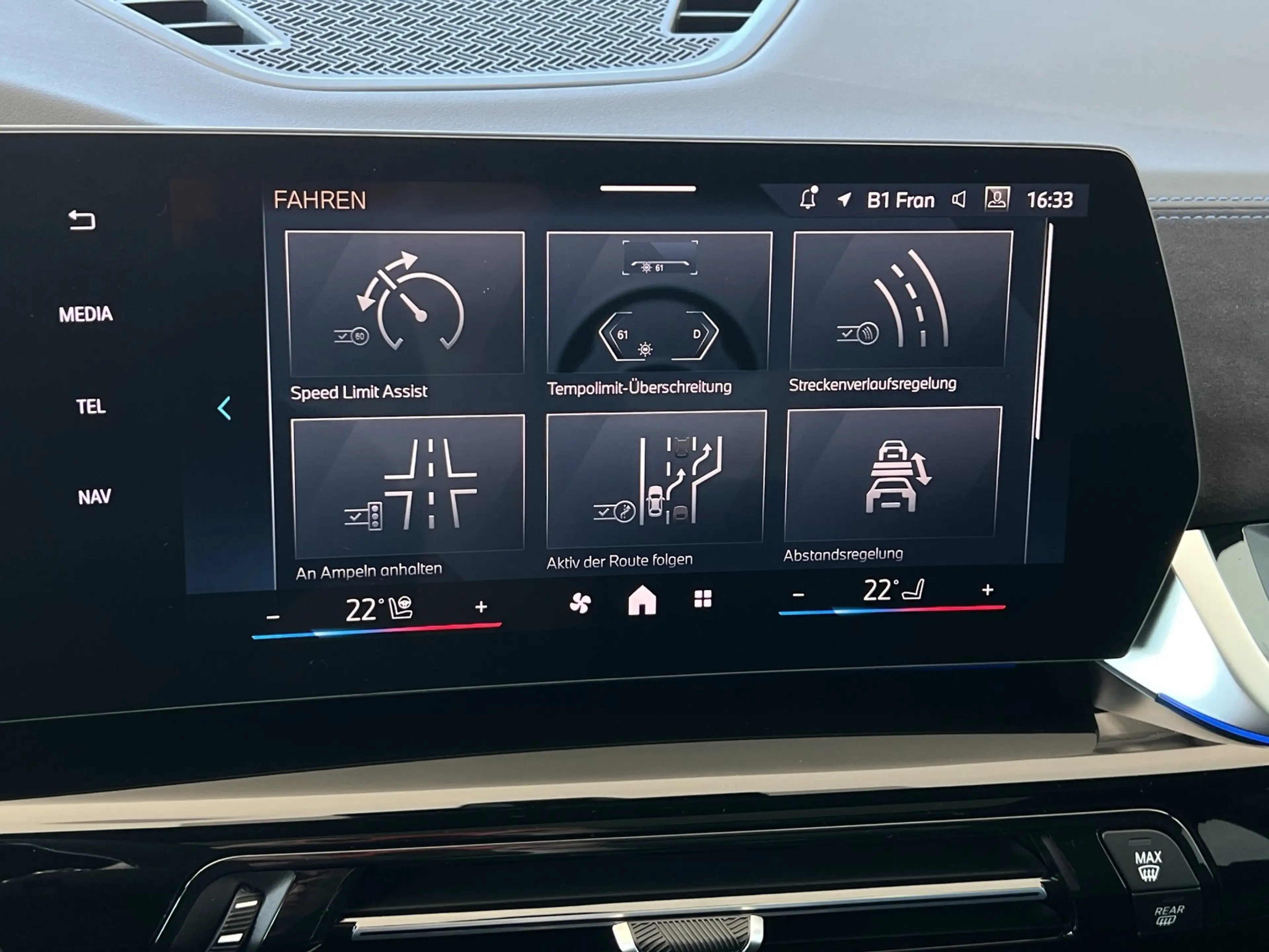 BMW iX1 xDrive30 M Sportpaket Pro adapLED PANO AHK HUD — photo 13