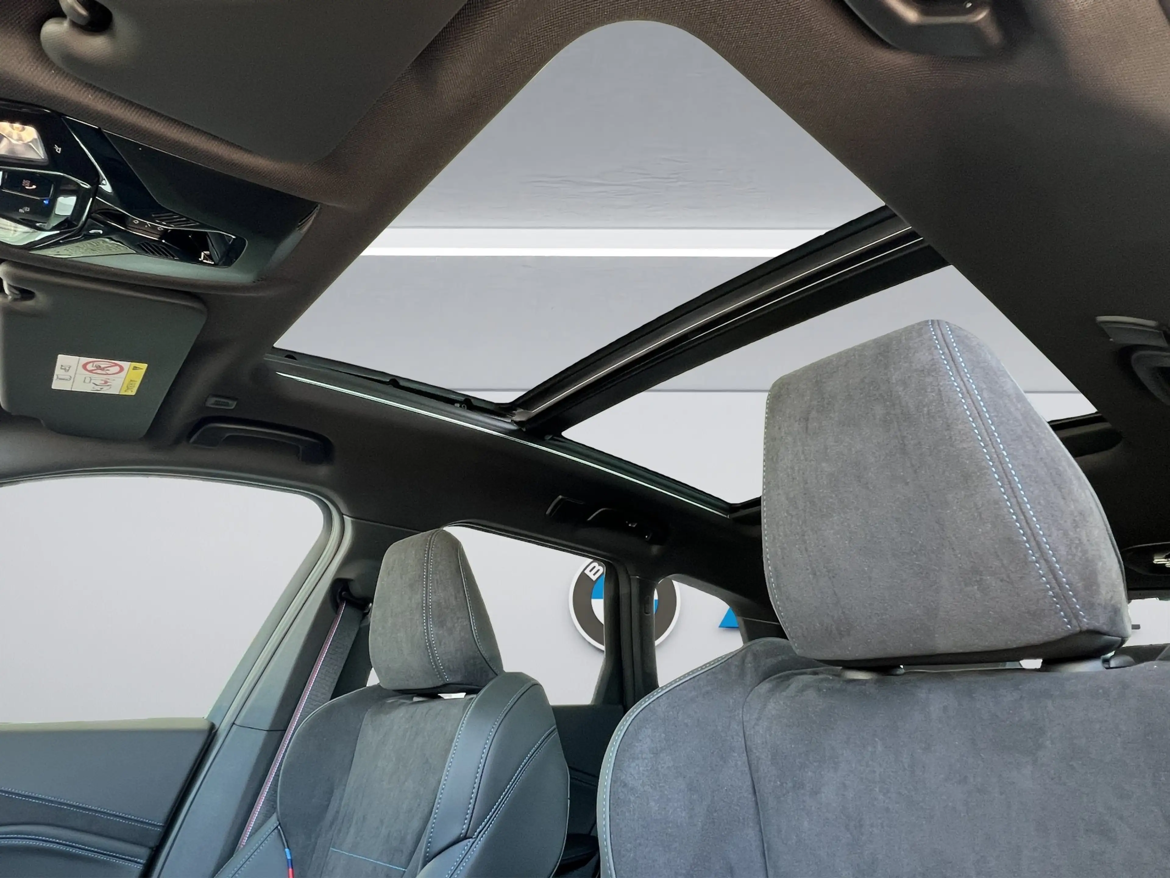 BMW iX1 xDrive30 M Sportpaket Pro adapLED PANO AHK HUD — photo 15