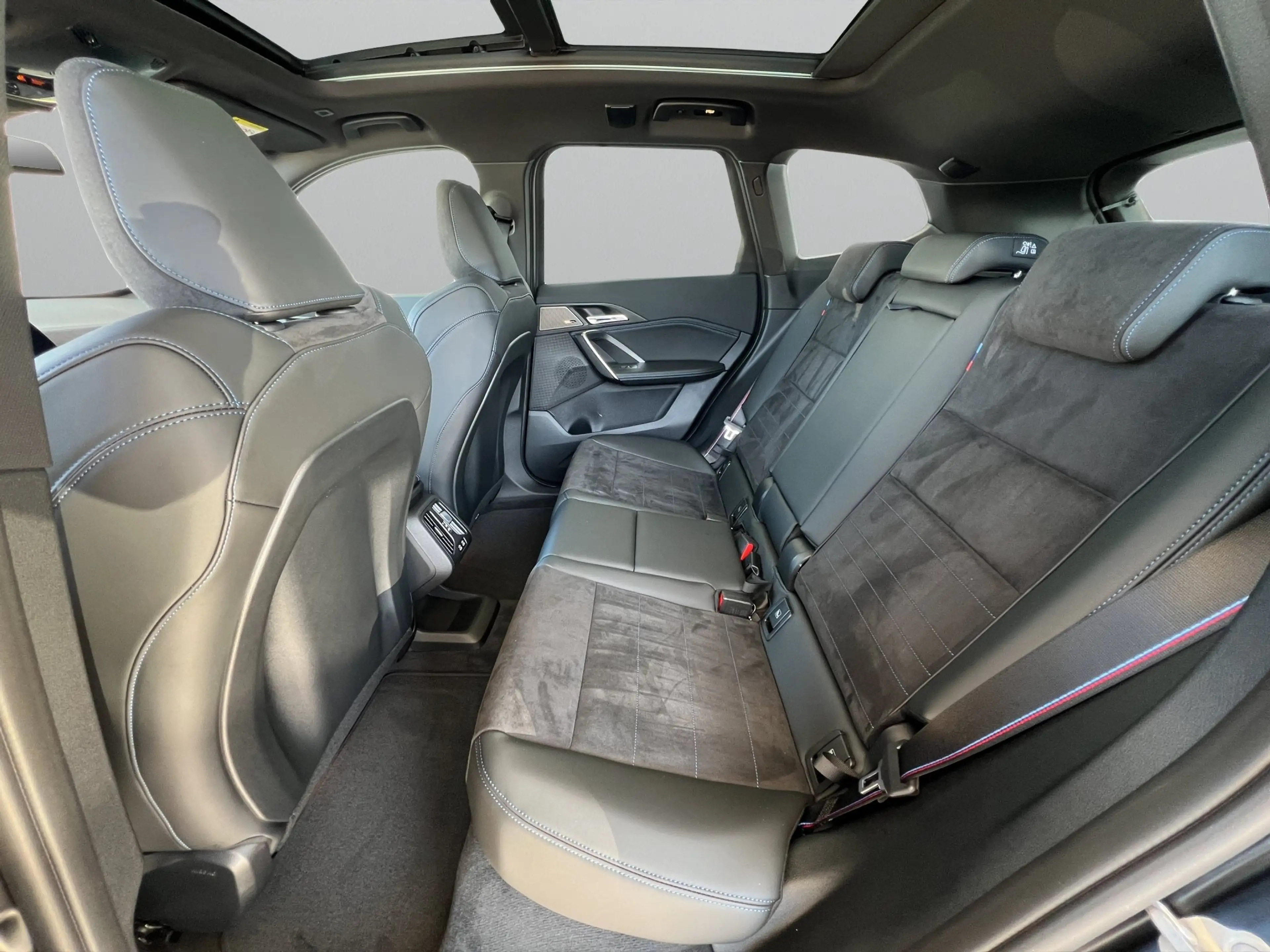 BMW iX1 xDrive30 M Sportpaket Pro adapLED PANO AHK HUD — photo 7