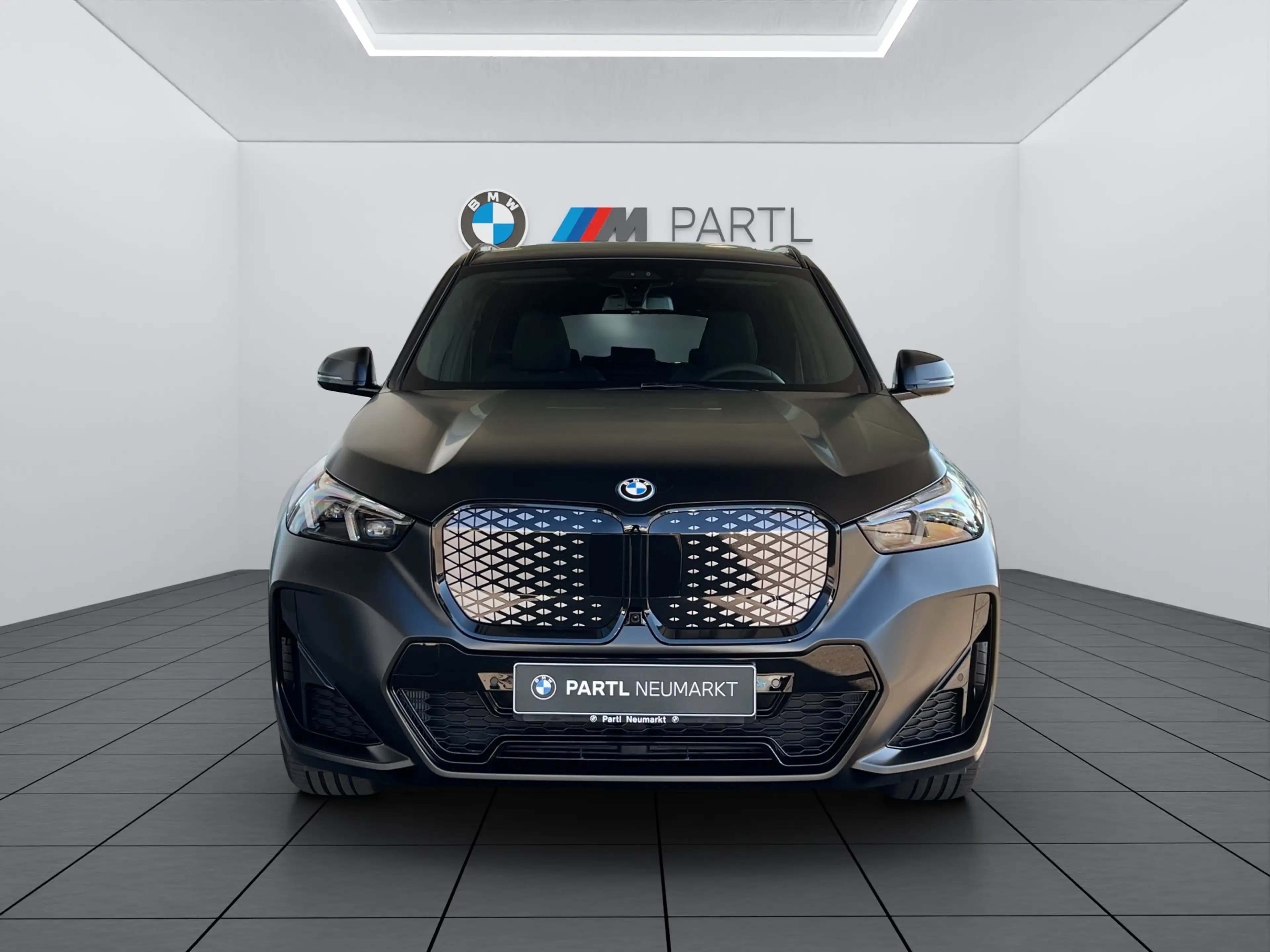 BMW iX1 xDrive30 M Sportpaket Pro adapLED PANO AHK HUD — photo 2