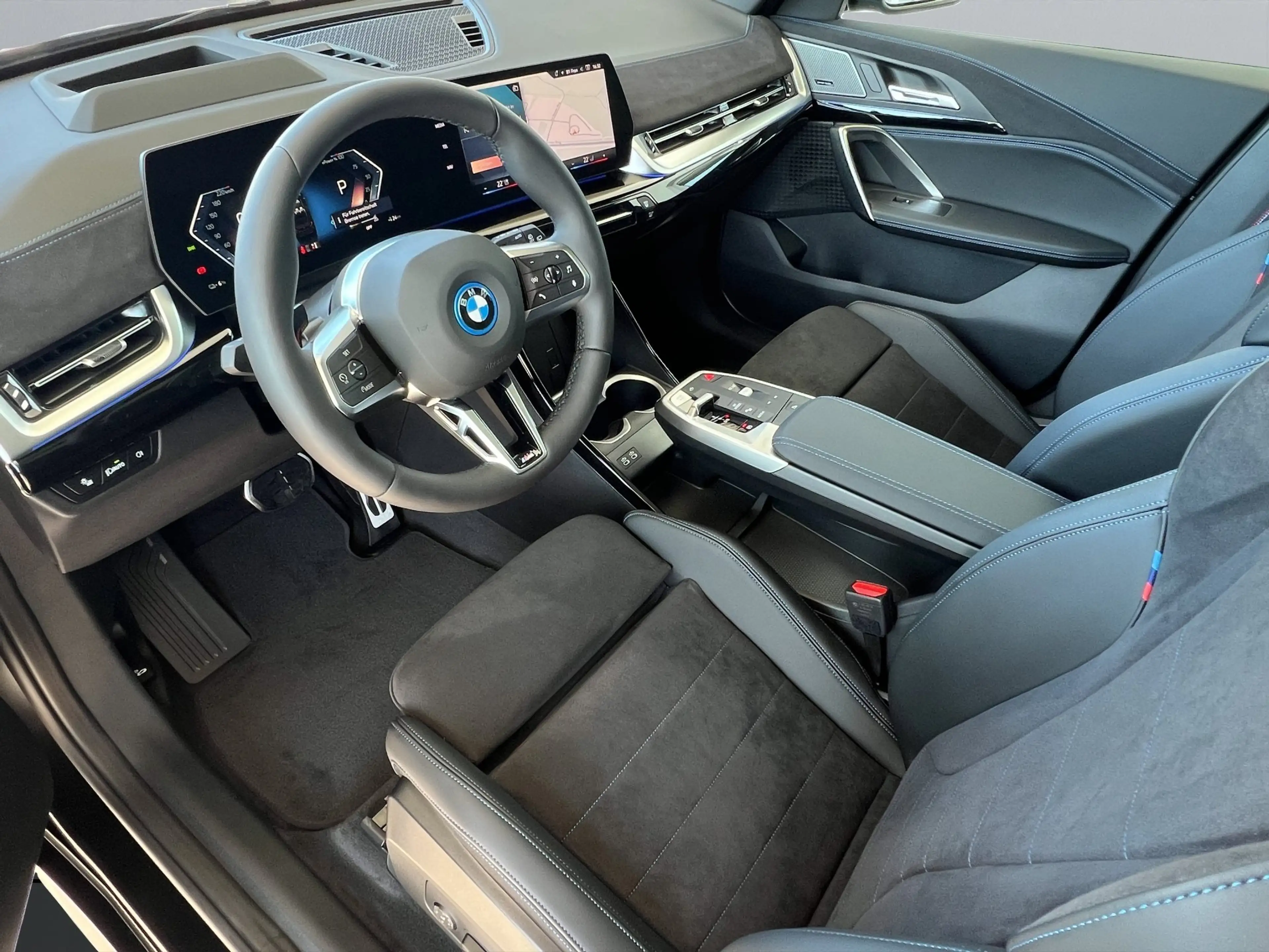 BMW iX1 xDrive30 M Sportpaket Pro adapLED PANO AHK HUD — photo 6