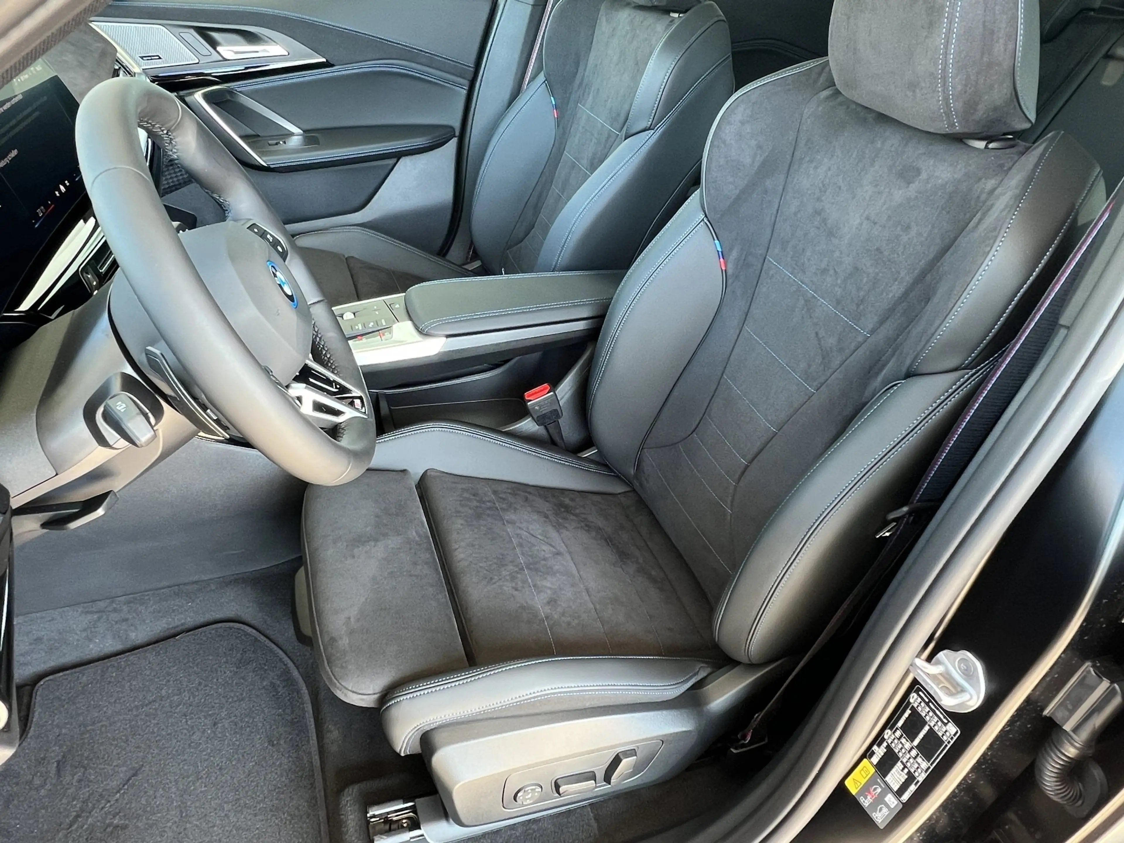 BMW iX1 xDrive30 M Sportpaket Pro adapLED PANO AHK HUD — photo 8
