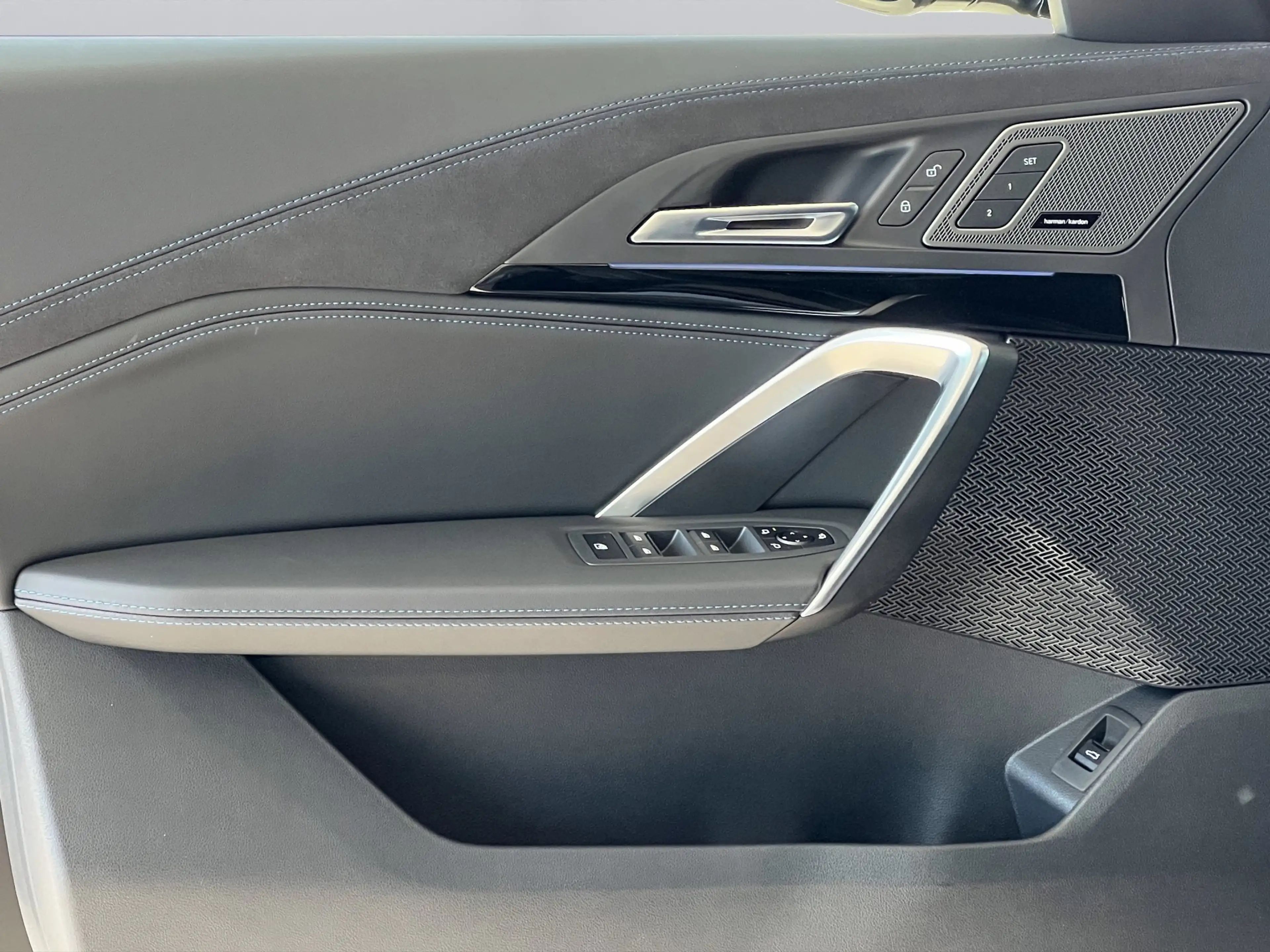 BMW iX1 xDrive30 M Sportpaket Pro adapLED PANO AHK HUD — photo 14