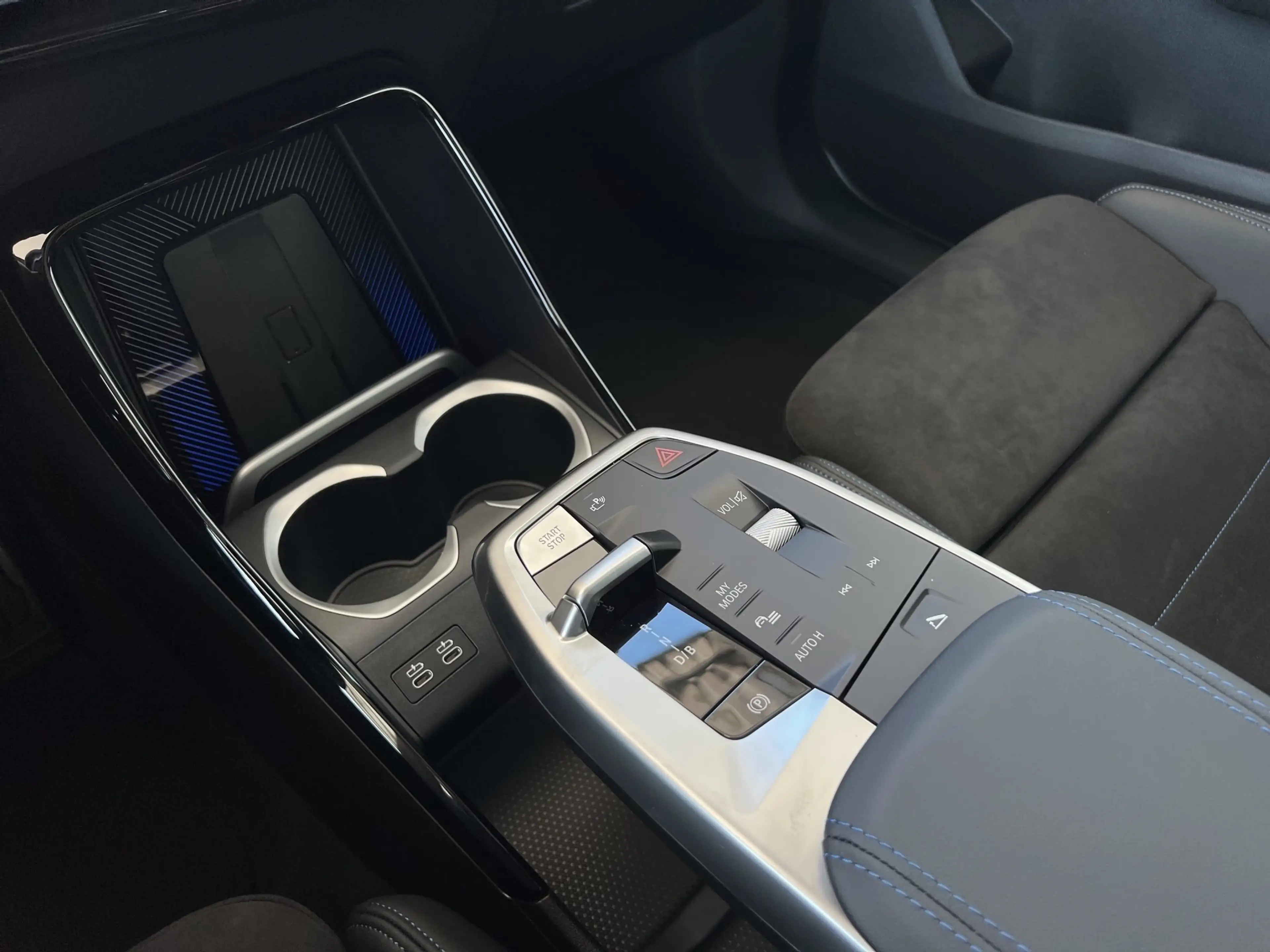 BMW iX1 xDrive30 M Sportpaket Pro adapLED PANO AHK HUD — photo 9