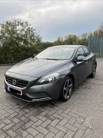 VOLVO V40 D2