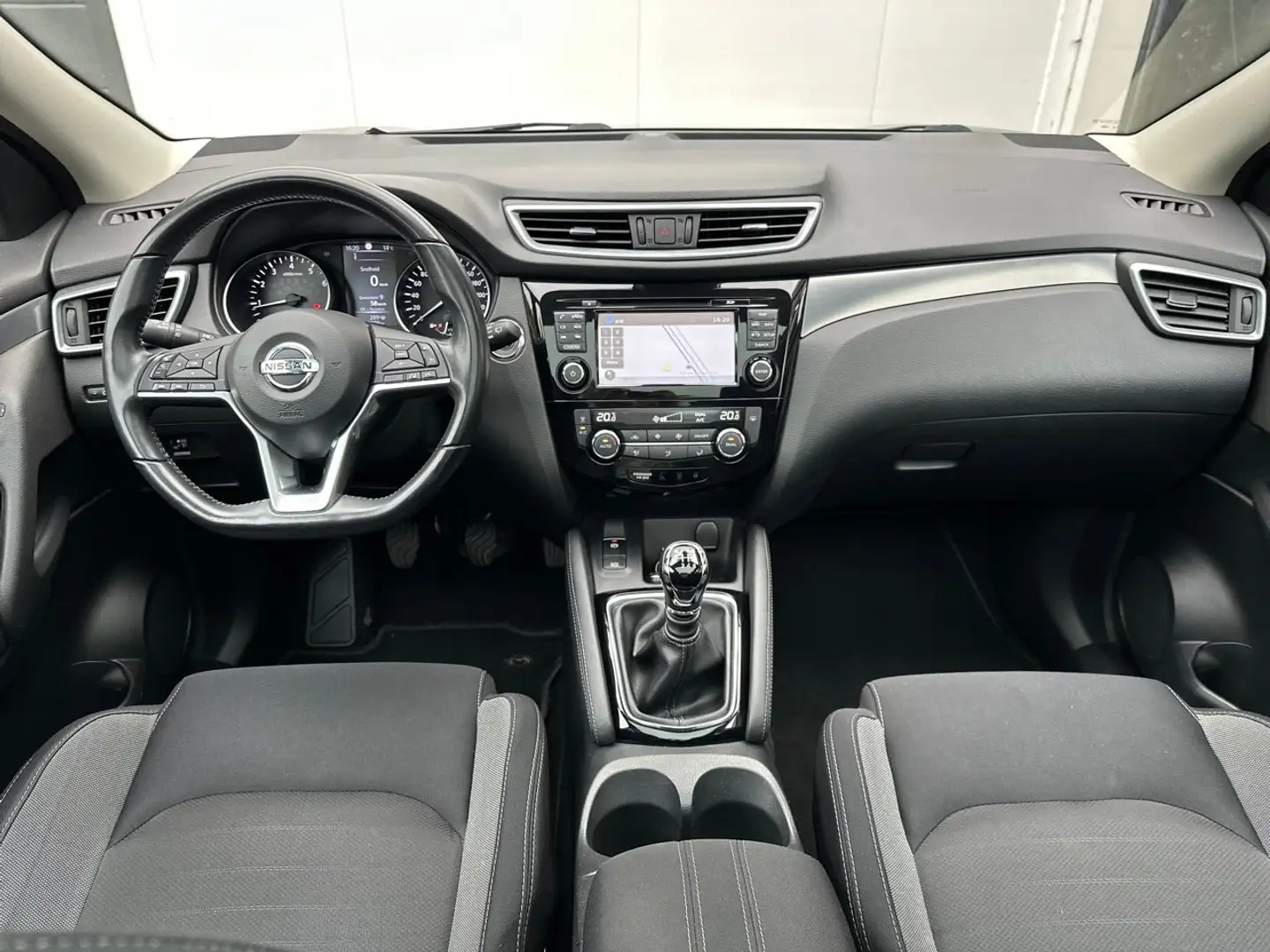 Nissan Qashqai 1.2 N-Connecta 360 CAMERA / TREKHAAK / CRUISE Zwart - 2