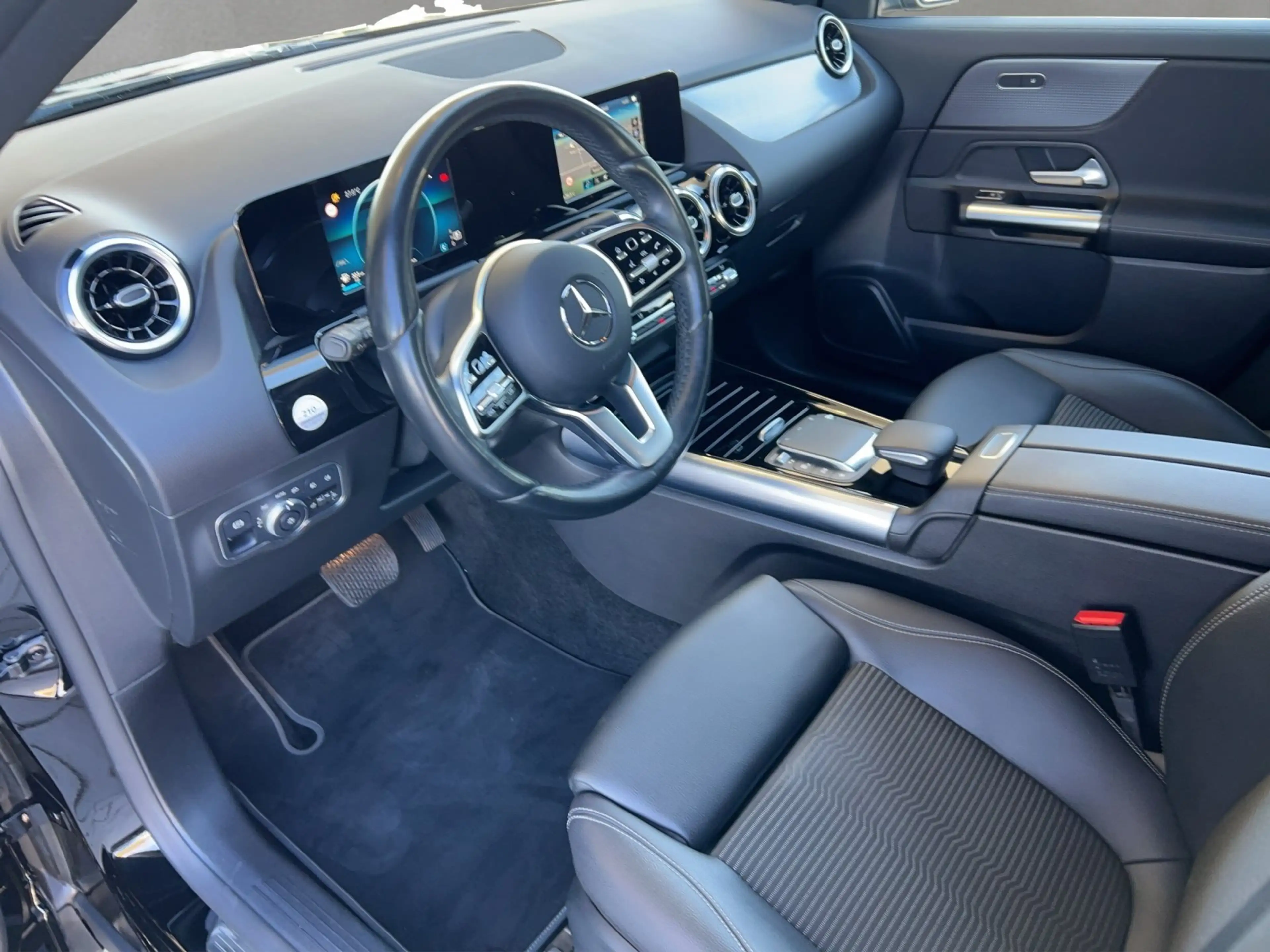Mercedes-Benz GLA 200 GLA200d Progressive AdvancedMBUX Busines DAB 19" — photo 7