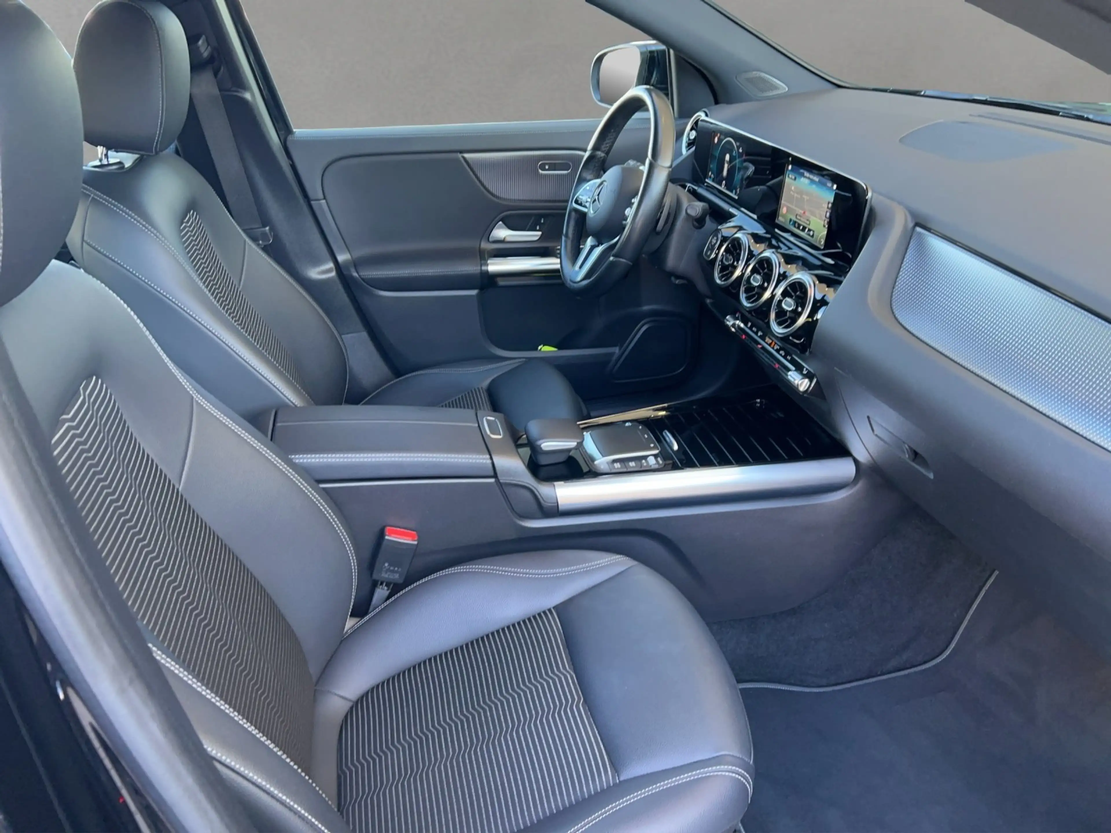 Mercedes-Benz GLA 200 GLA200d Progressive AdvancedMBUX Busines DAB 19" — photo 13