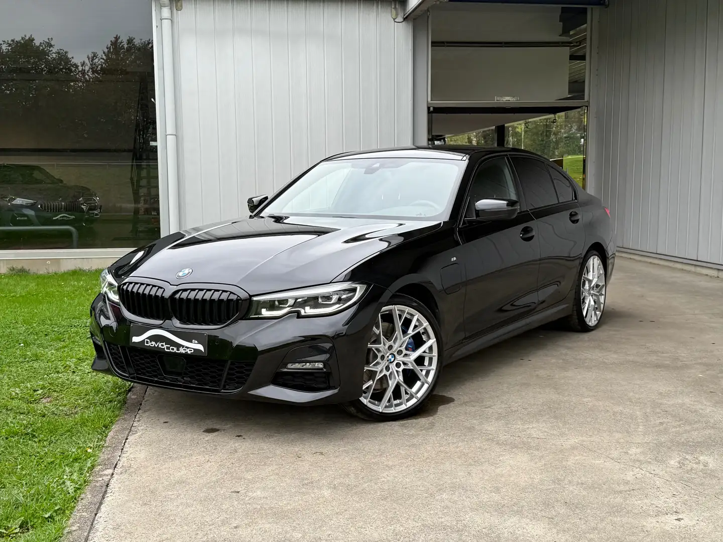 BMW 330 e Pack M, Jantes 20'', Alcanara, Volant chauf Zwart - 1