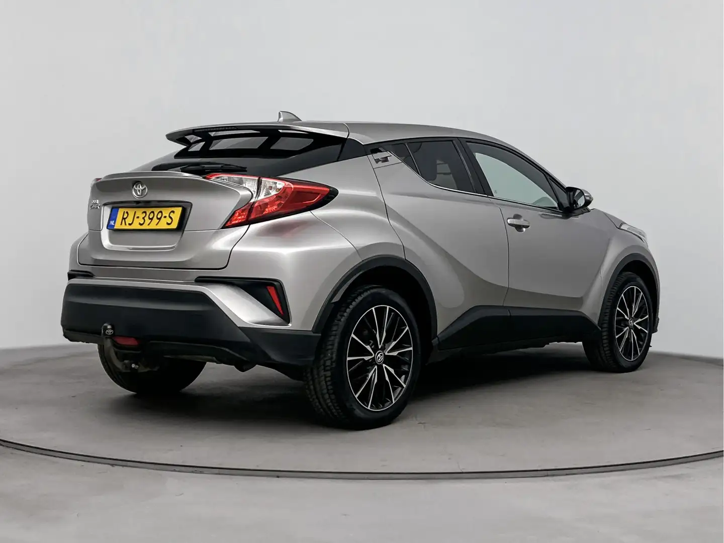 Toyota C-HR 1.2 Dynamic | Trekhaak | Handgeschakeld | Voorstoe Grijs - 2