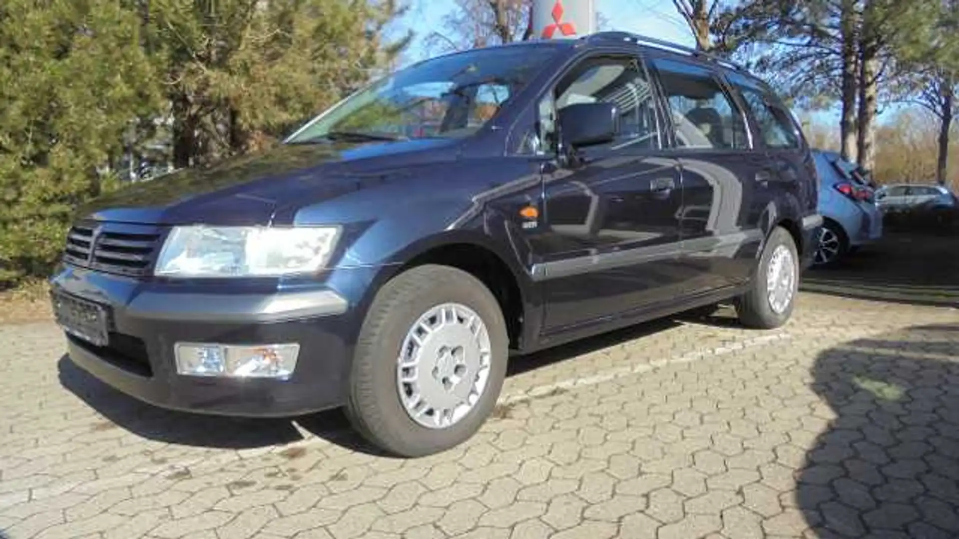 Mitsubishi Space Wagon 2,4 GLX 6 Sitzer Azul - 1