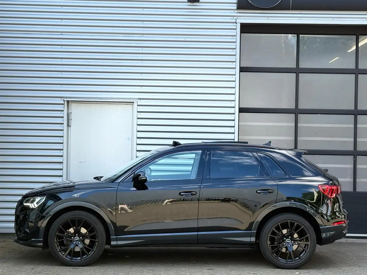 Audi Q3 35 TFSI S-Line 150PK|PANO|ACC|SFEER|LANEASSIST|PRE Zwart - 2
