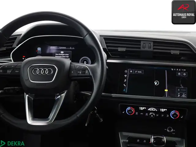 Audi Q3 view 10