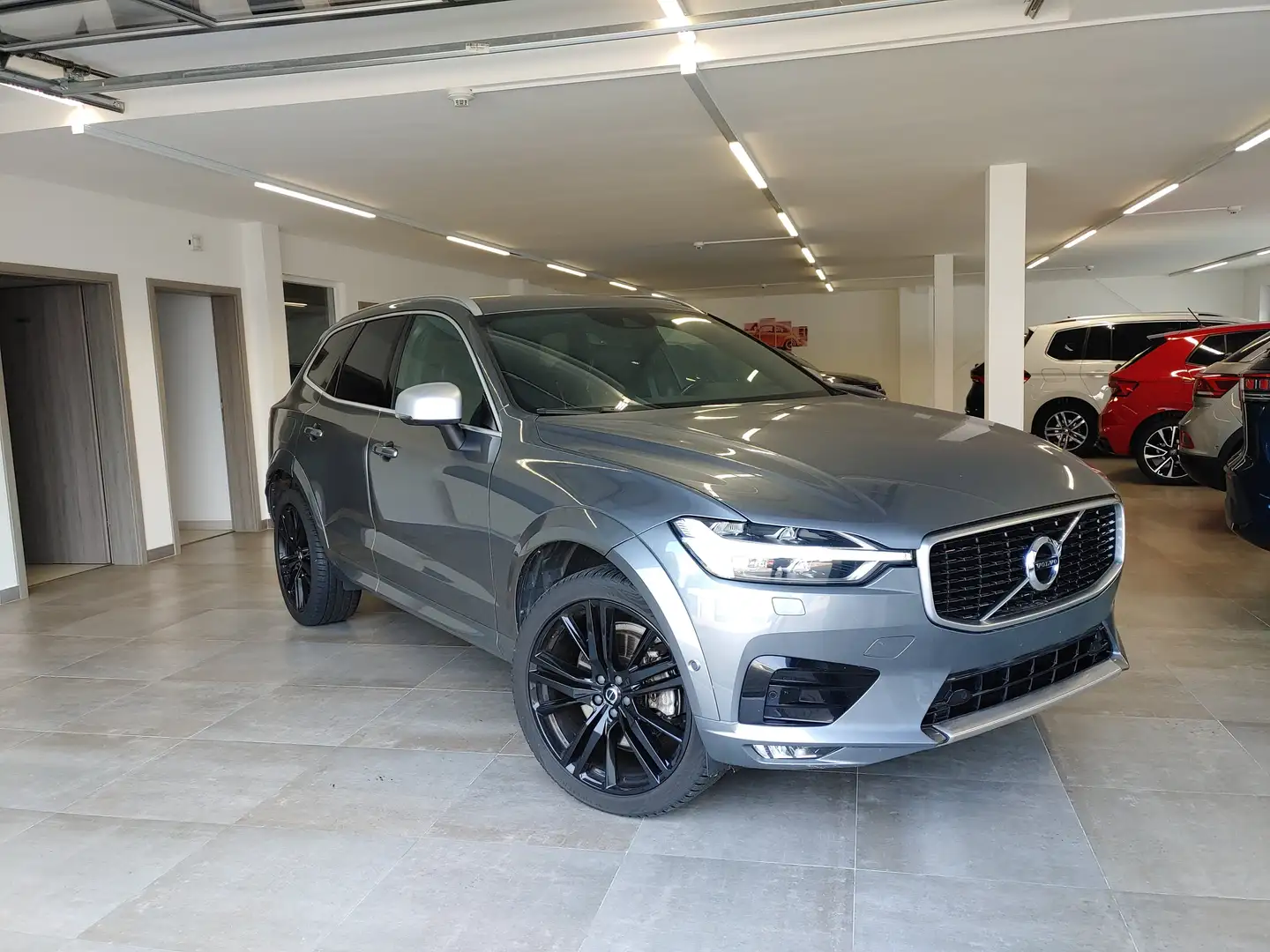 Volvo XC60 D5 R Design AWD Leder/Navi/Luft/LED Gri - 2
