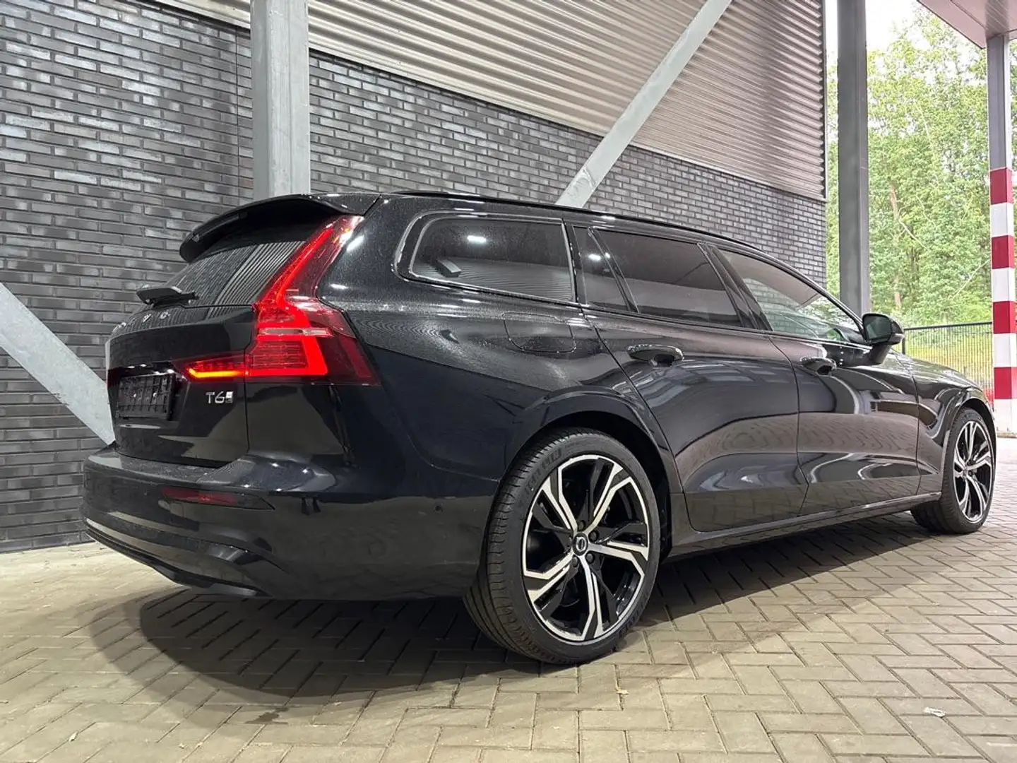 Volvo V60 T6 Plug-in hybrid Ultra Dark | Head-Up | Panoramad Zwart - 2