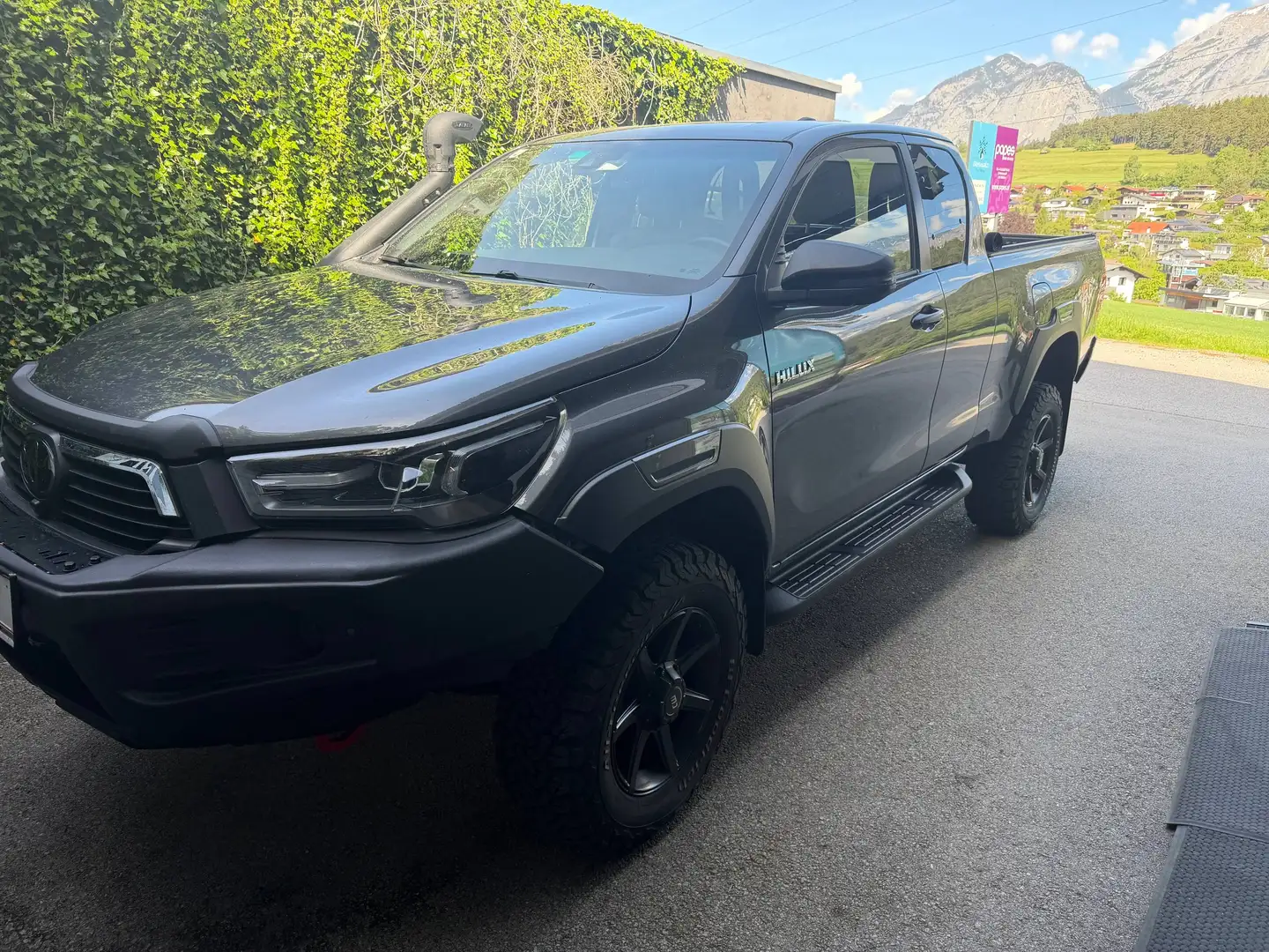 Toyota Hilux Hilux X-tra Cab Invincible 4WD 2,8 D-4D Aut. Grau - 1