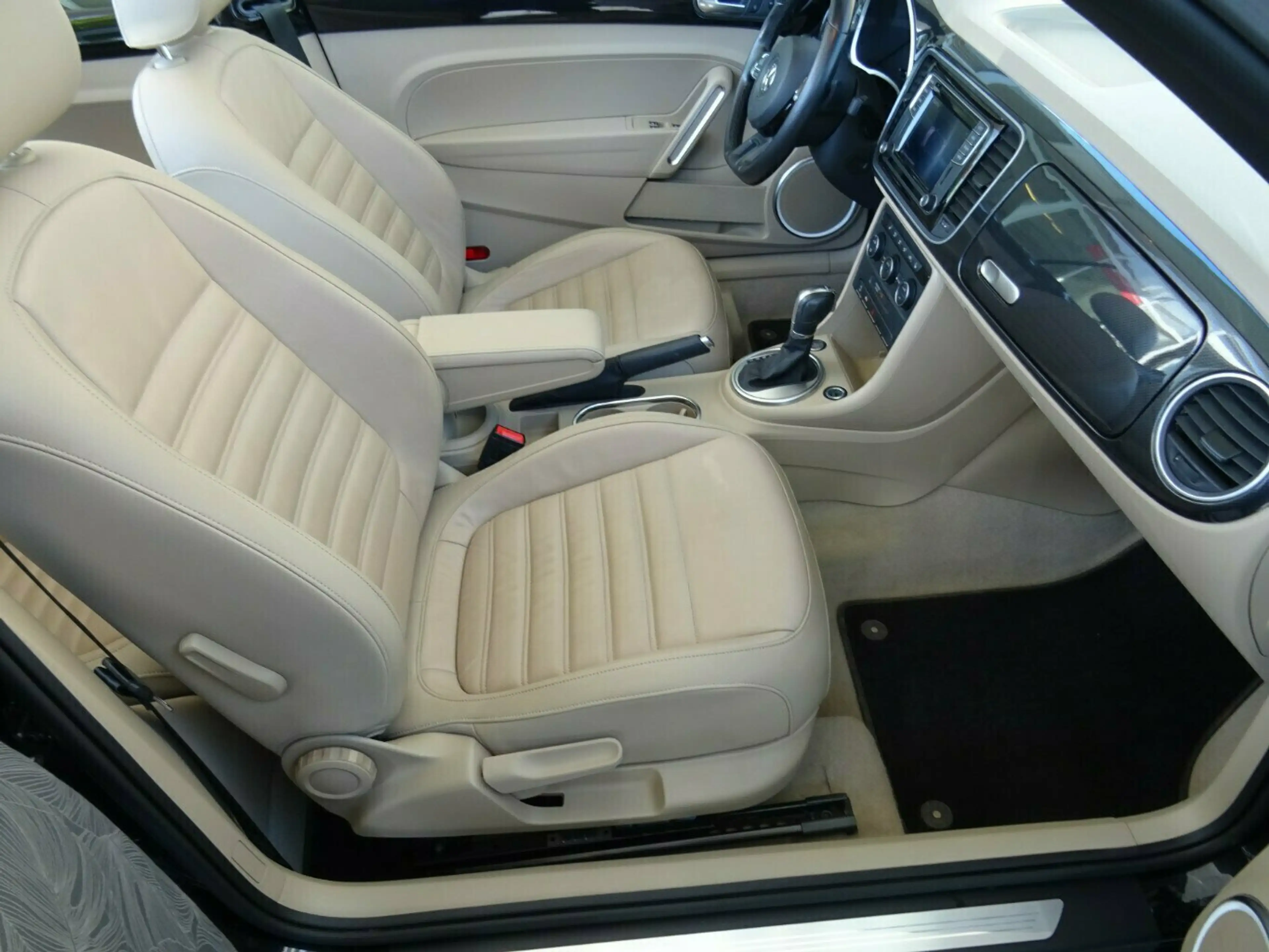 Volkswagen New Beetle 2,0 TSI Cabriolet Autom,Leder,Kamera — photo 7