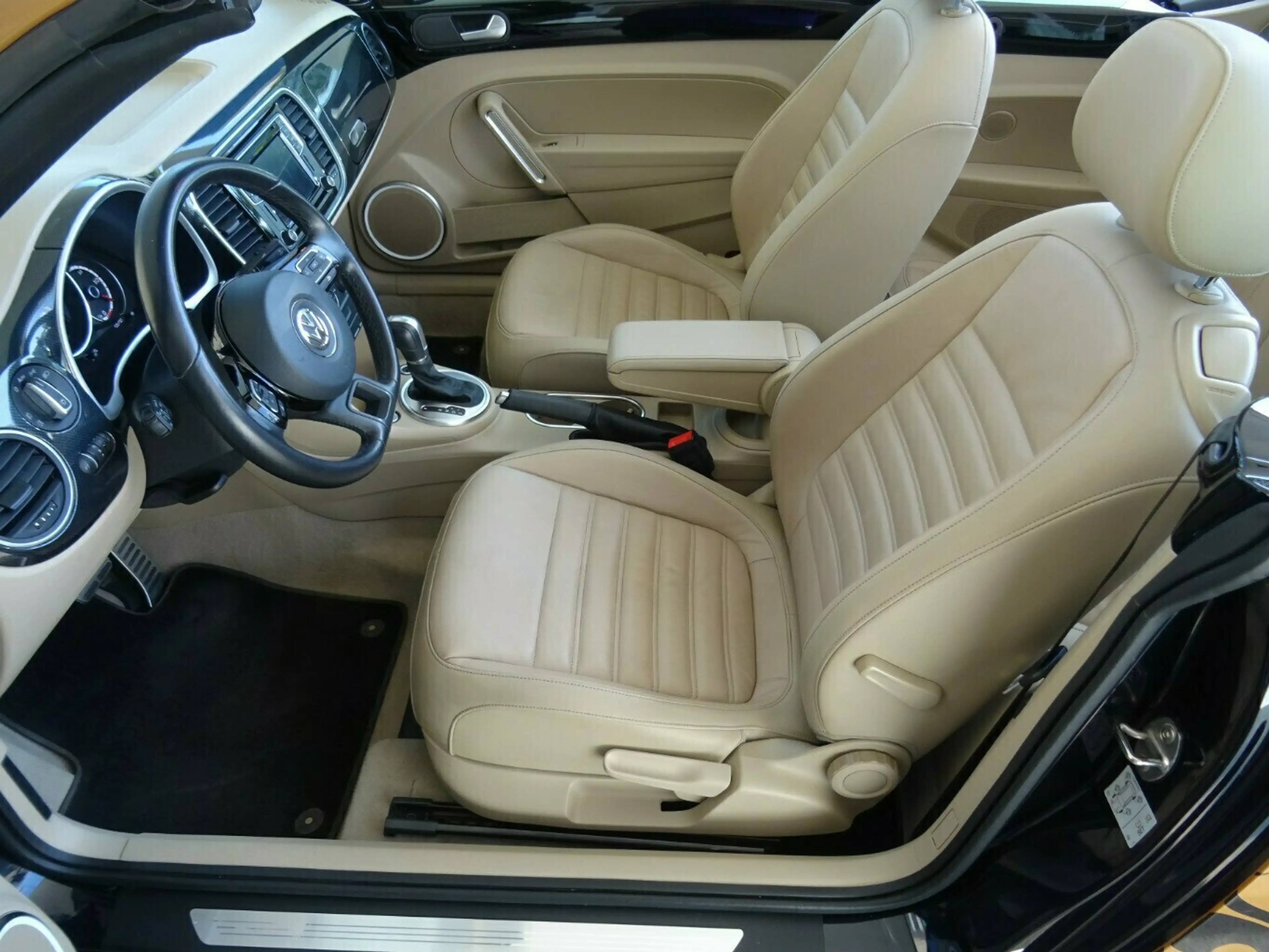 Volkswagen New Beetle 2,0 TSI Cabriolet Autom,Leder,Kamera — photo 6
