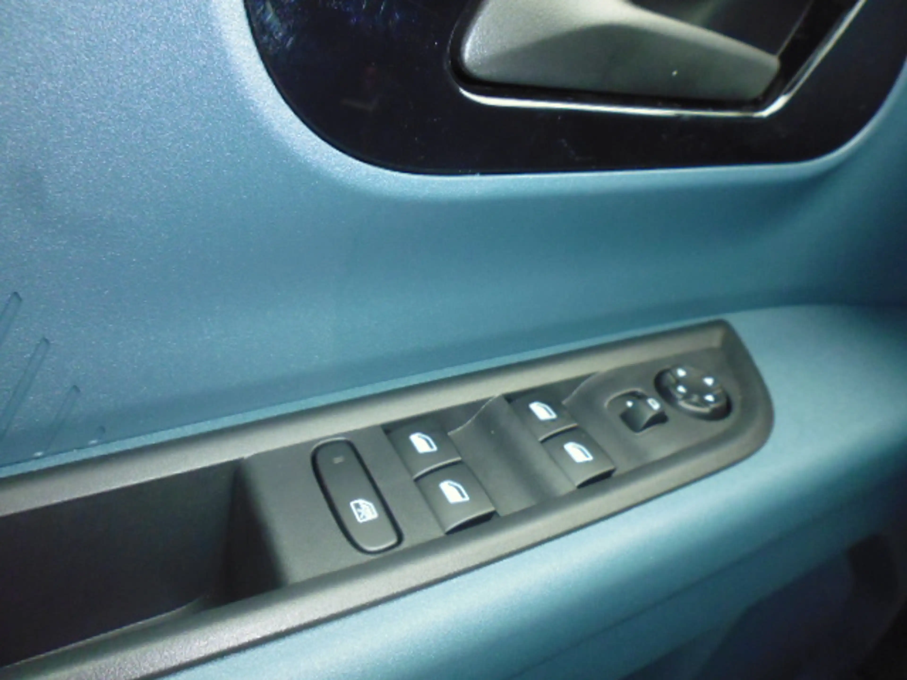 Fiat Grande Panda 1.2 Turbo 74 kW Icon mit Navigation, Kamera hinten, Klimaautomatik — photo 13