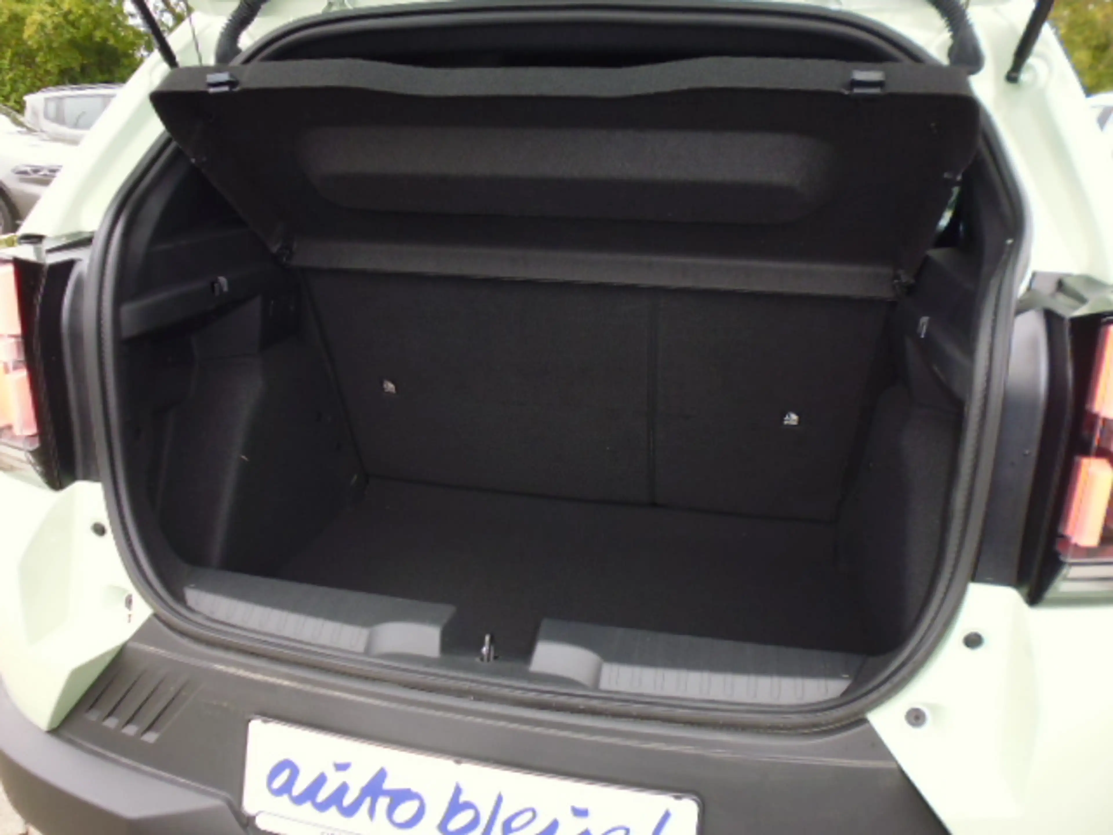 Fiat Grande Panda 1.2 Turbo 74 kW Icon mit Navigation, Kamera hinten, Klimaautomatik — photo 7