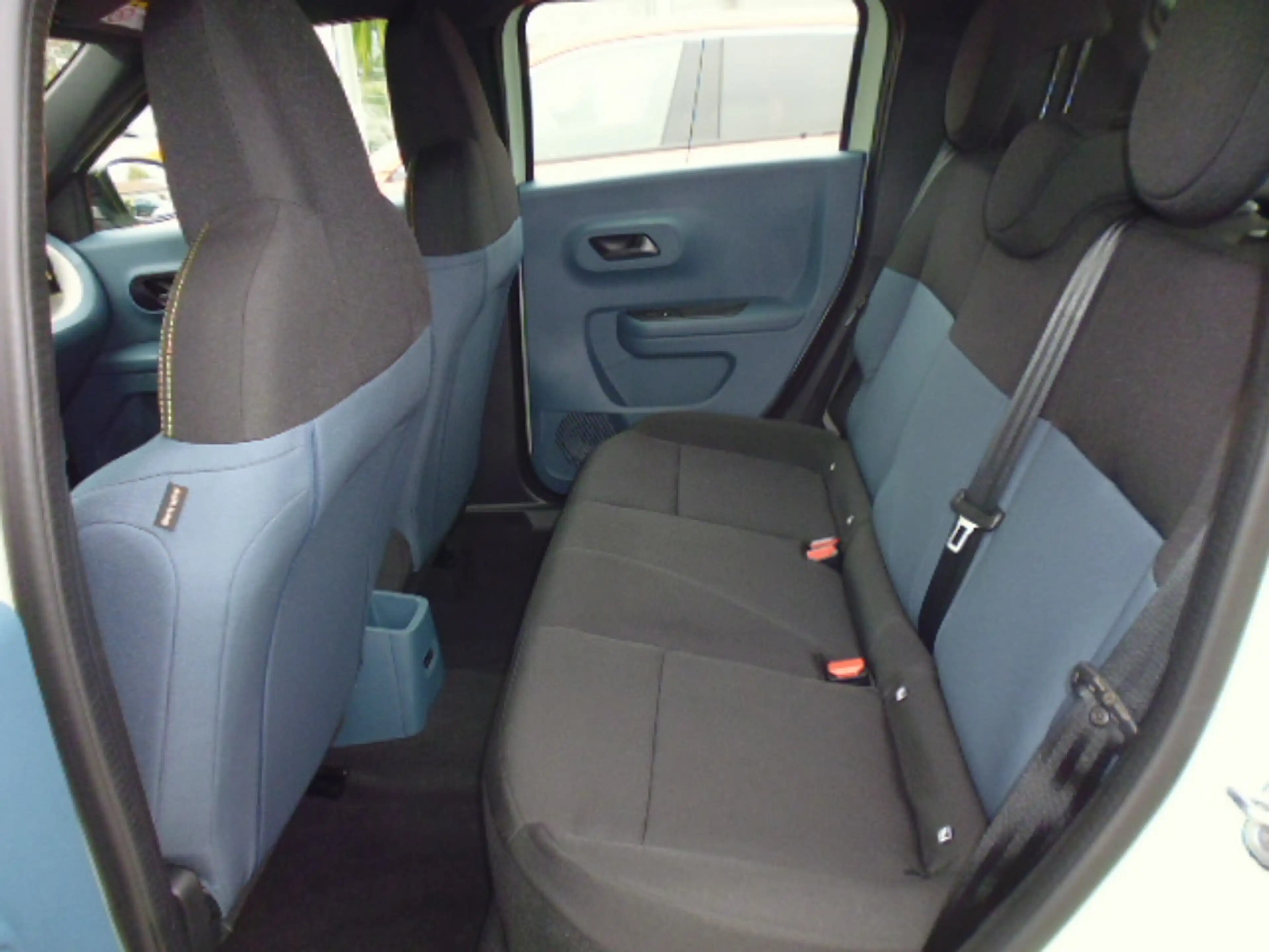 Fiat Grande Panda 1.2 Turbo 74 kW Icon mit Navigation, Kamera hinten, Klimaautomatik — photo 9