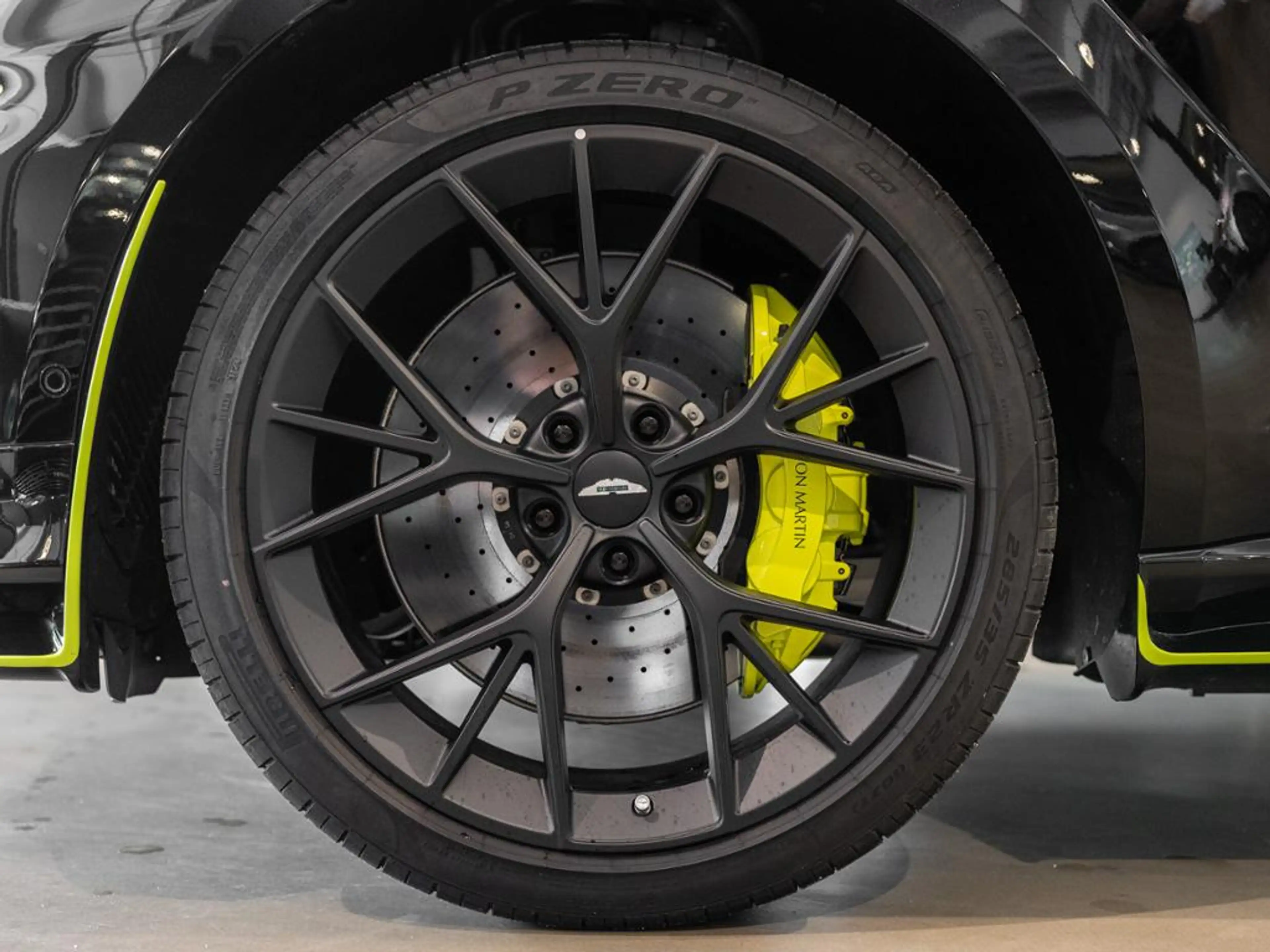 Aston Martin DBX 707 AMR Aston Martin Hamburg — photo 5