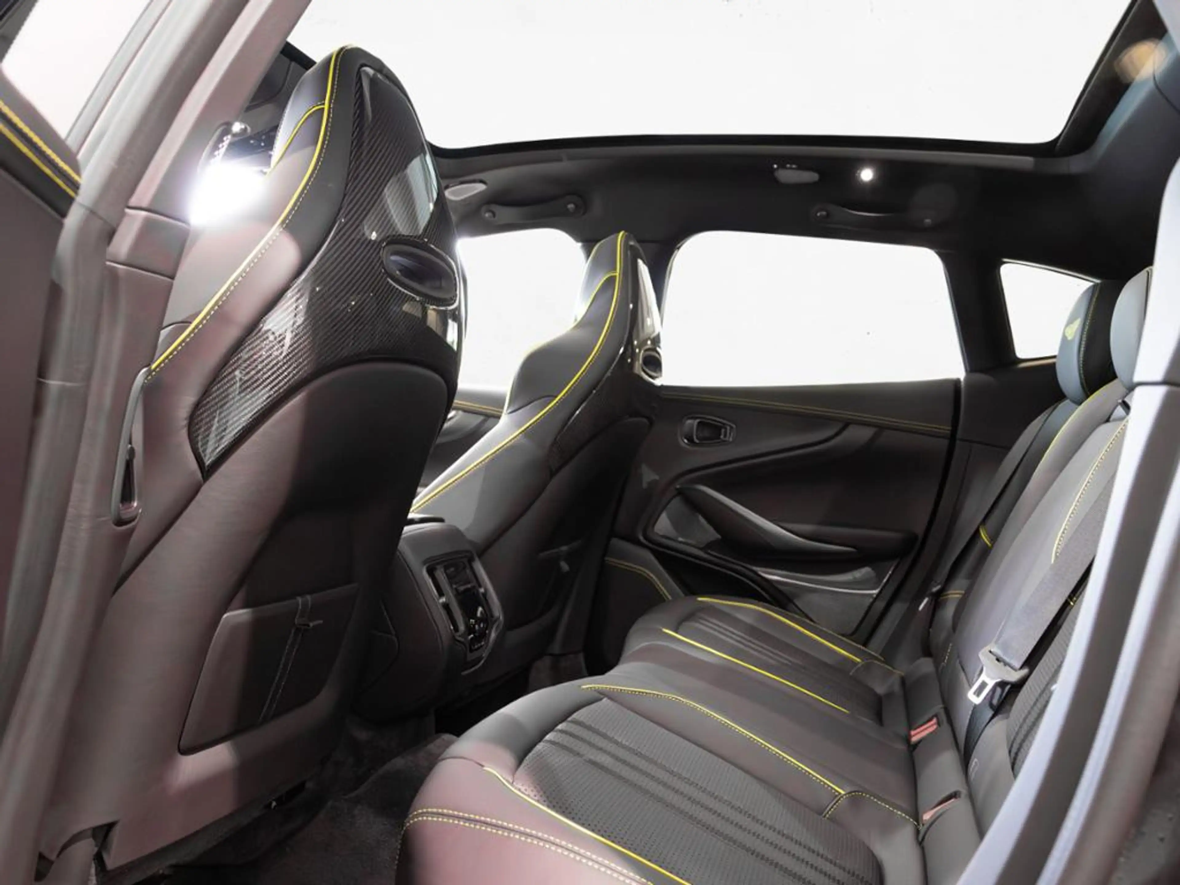 Aston Martin DBX 707 AMR Aston Martin Hamburg — photo 14