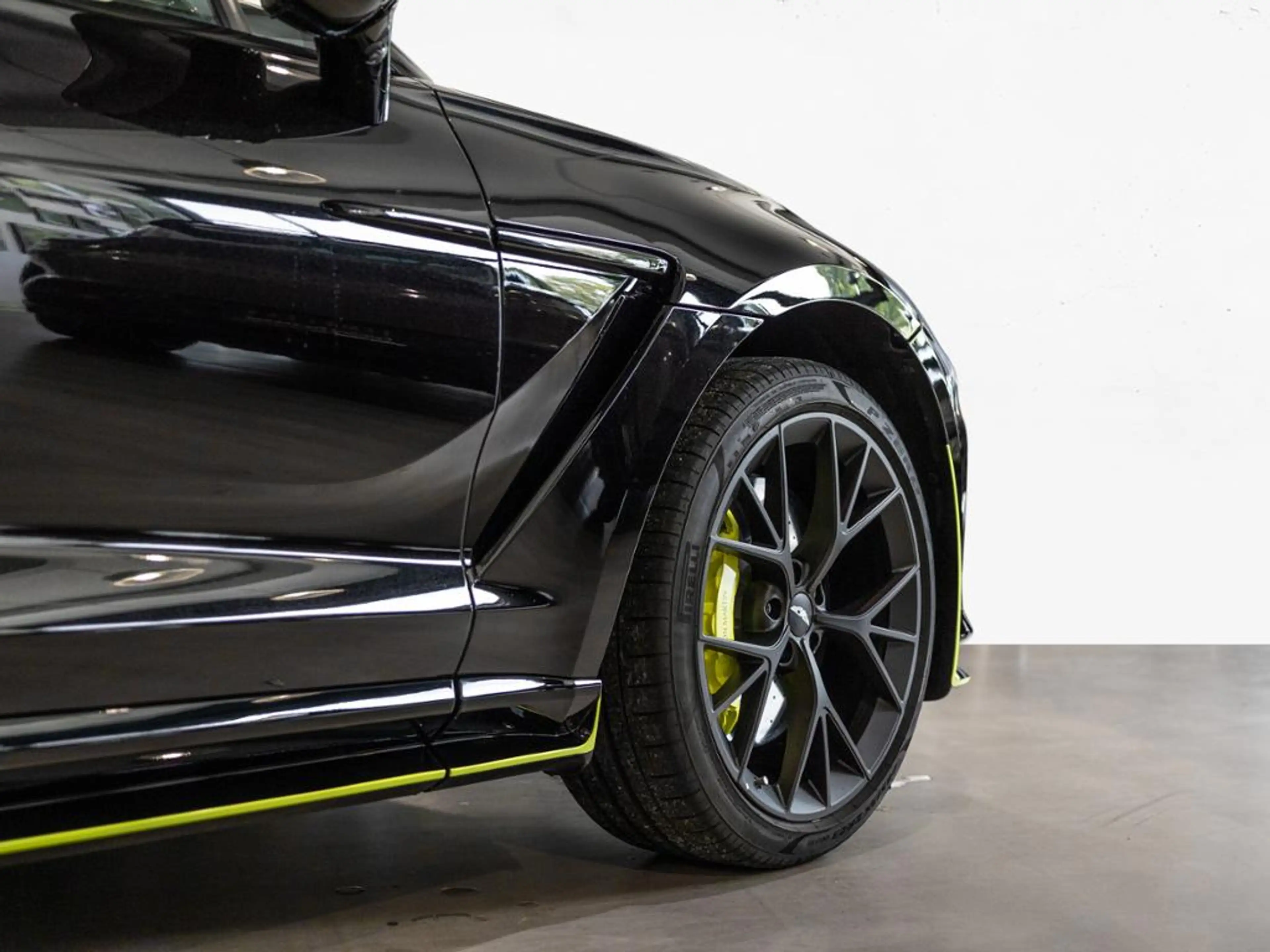 Aston Martin DBX 707 AMR Aston Martin Hamburg — photo 10
