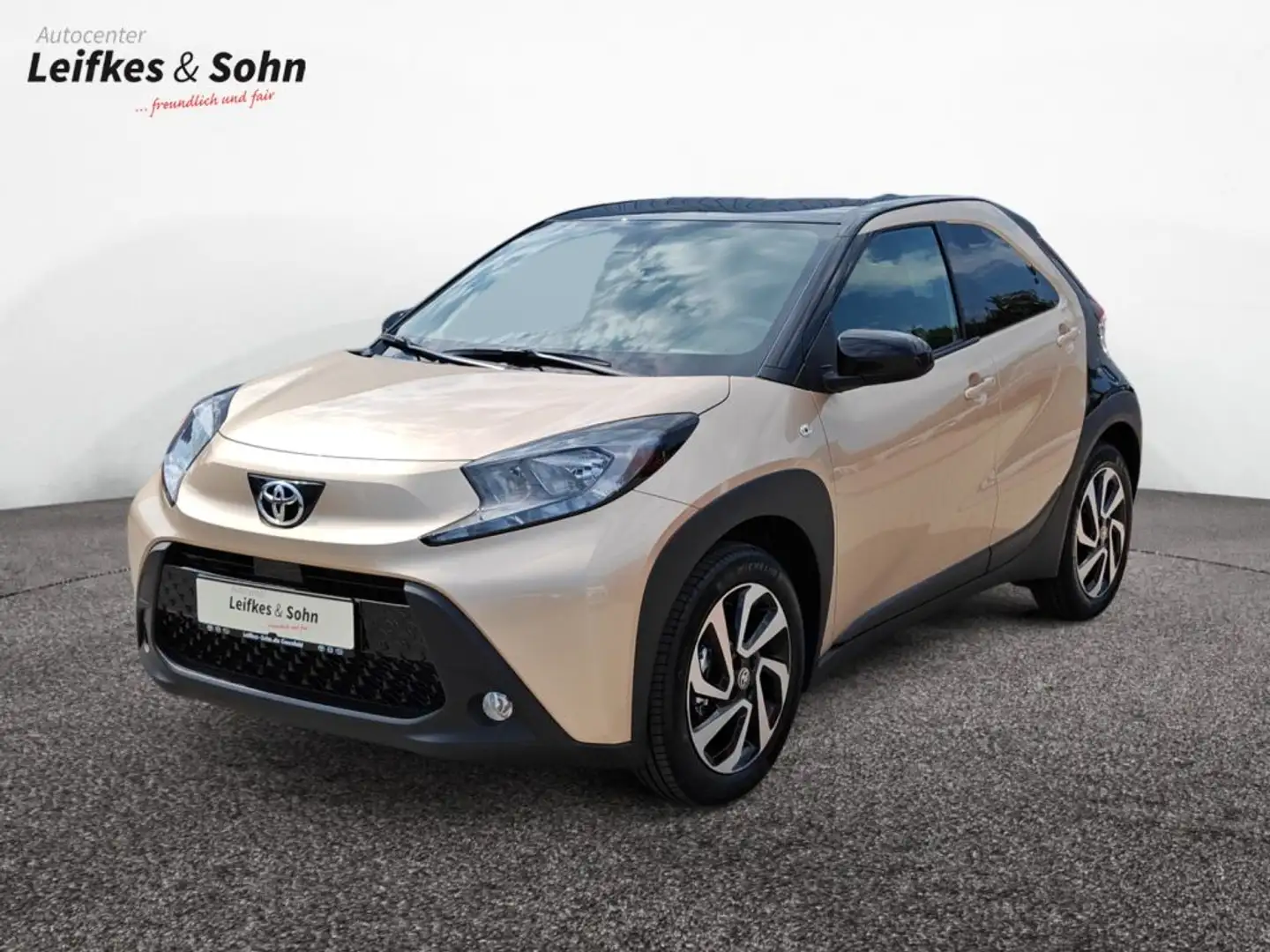 Toyota Aygo X Teamplayer Beige - 1