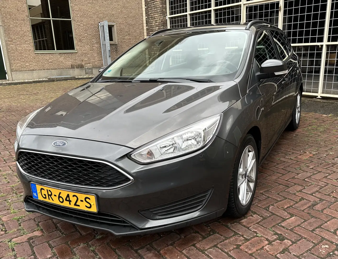 Ford Focus Wagon 1.0 Trend Edition trekhaak, navi, bluetooth Grijs - 1