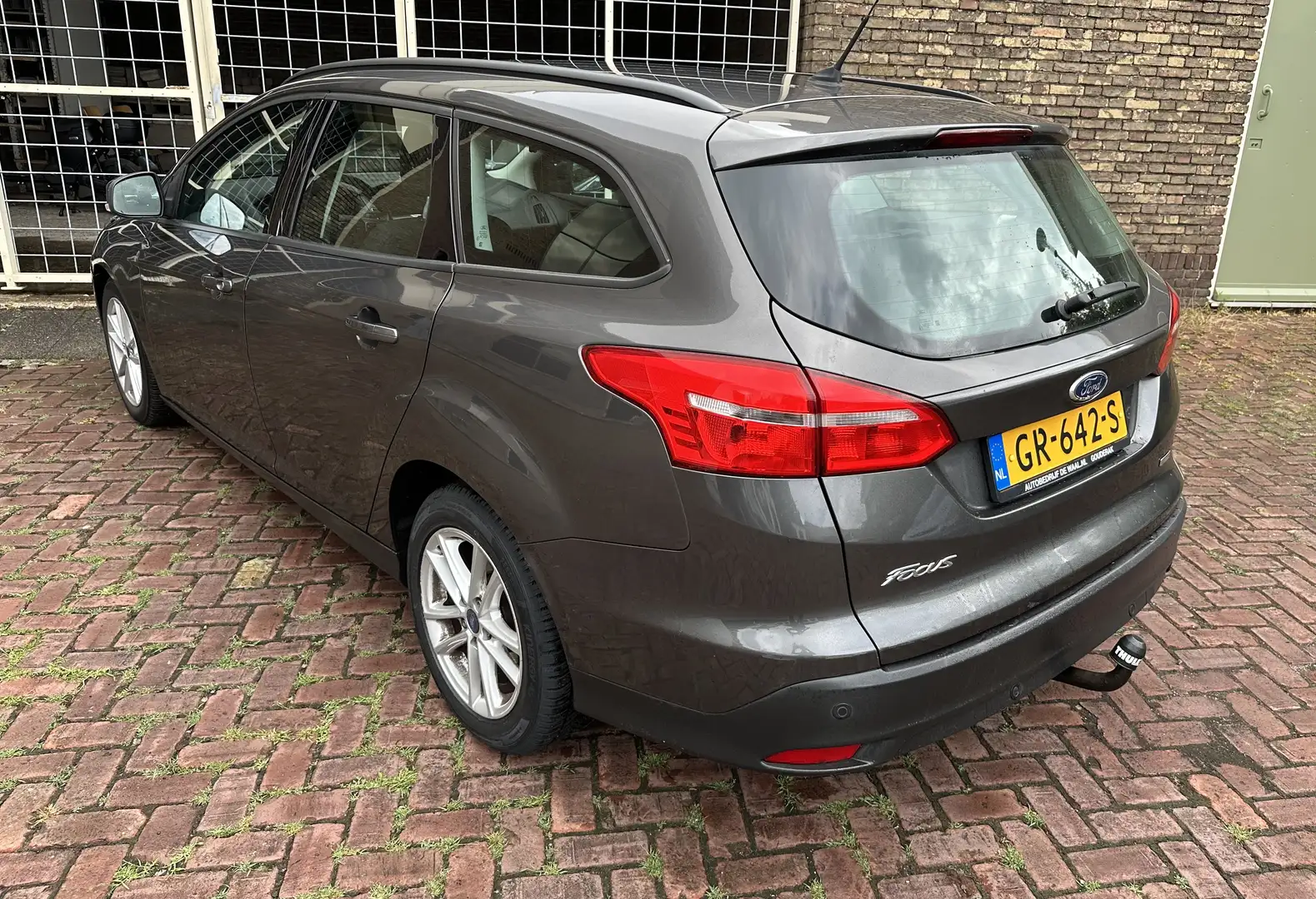 Ford Focus Wagon 1.0 Trend Edition trekhaak, navi, bluetooth Grijs - 2