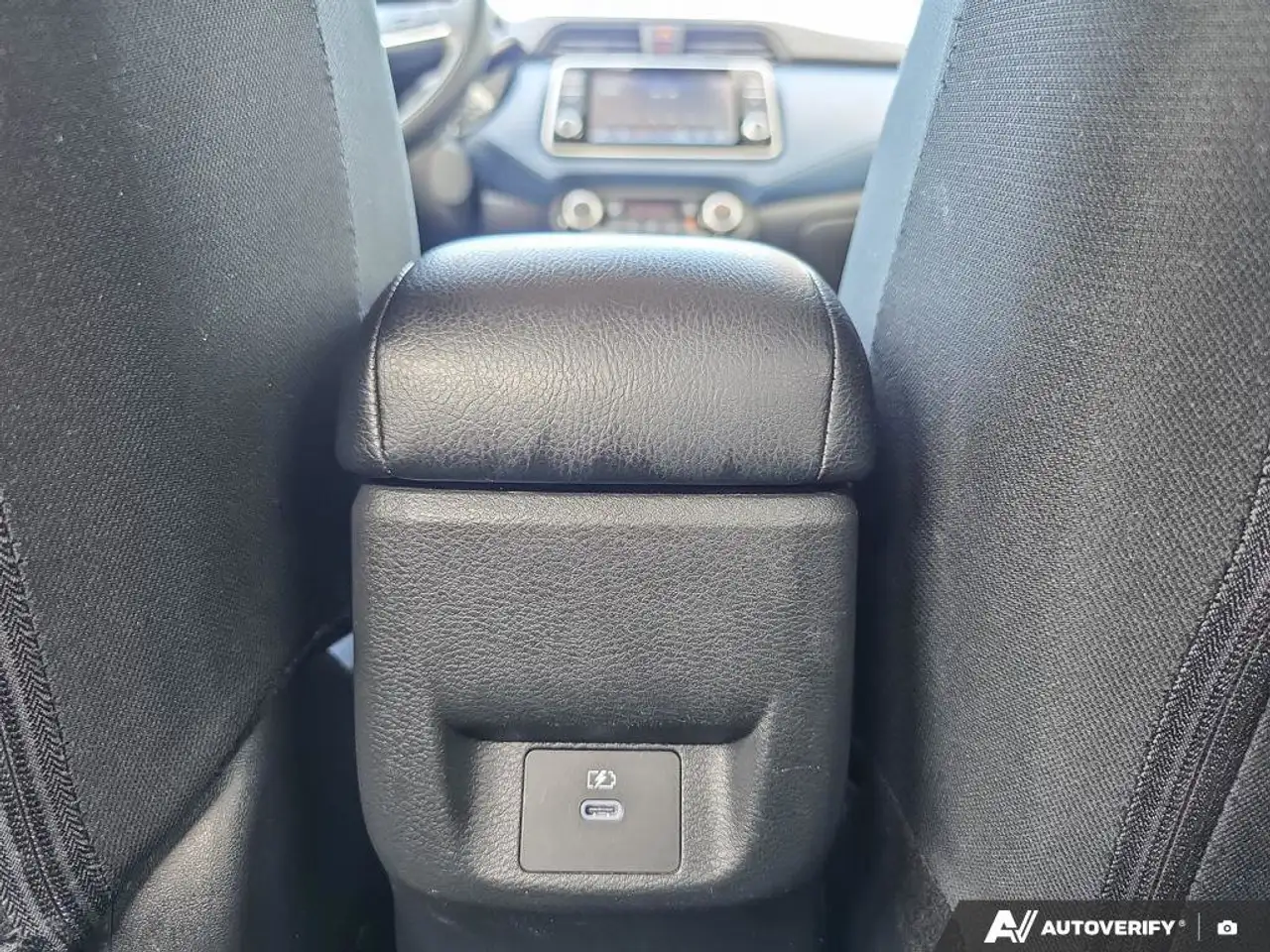 Nissan Versa снимка Nissan Versa