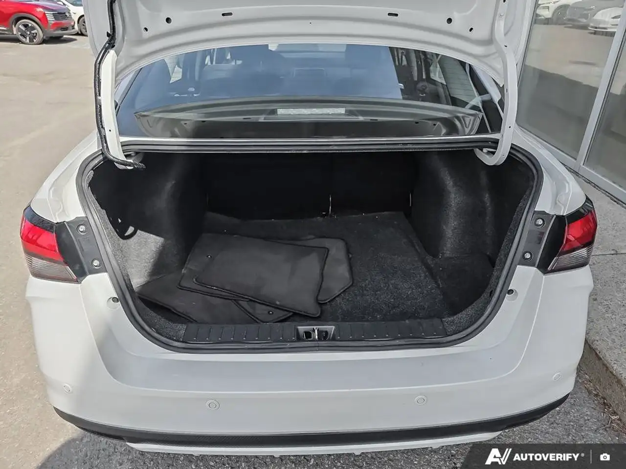 Nissan Versa снимка Nissan Versa