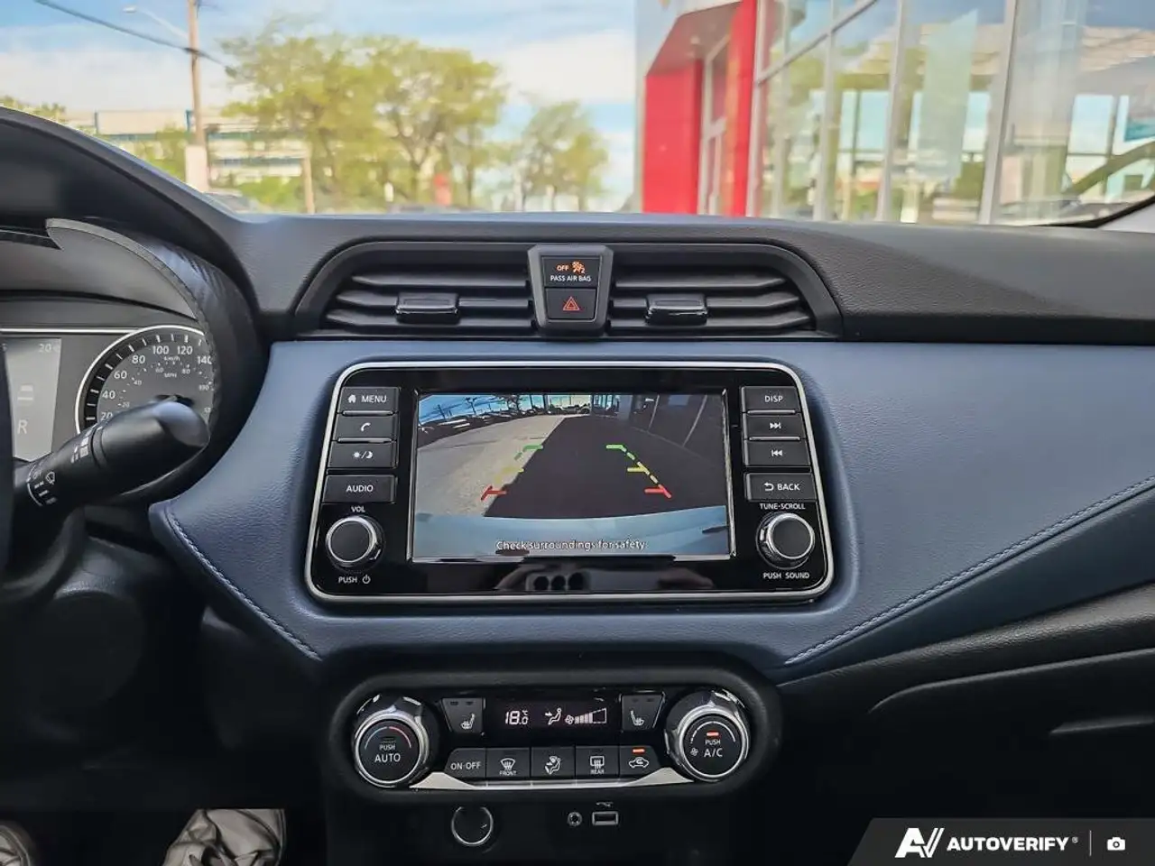 Nissan Versa снимка Nissan Versa