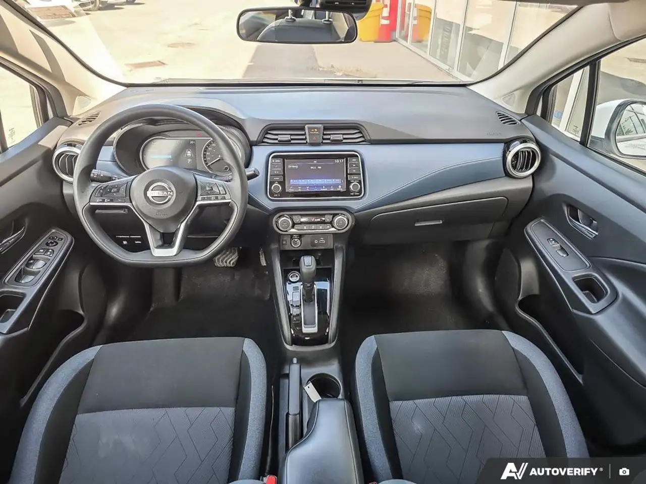 Nissan Versa снимка Nissan Versa