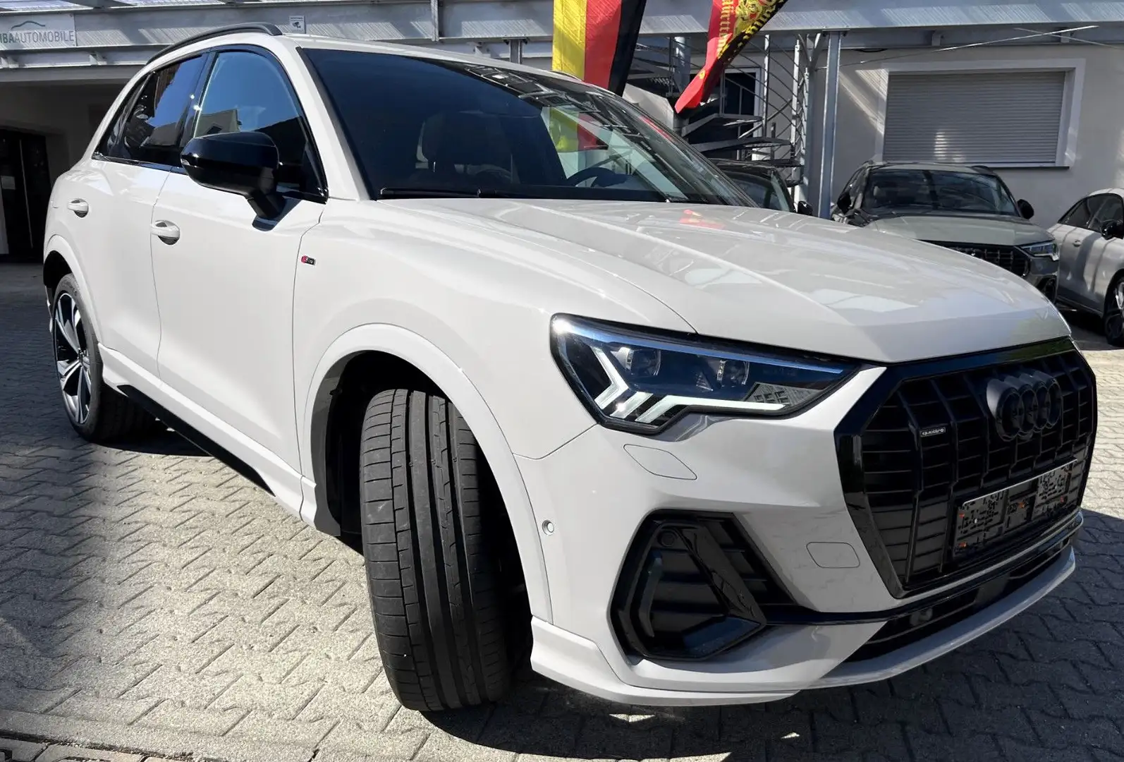 Audi Q3 45 TFSI quattro S line, fast VOLL, AHK, Pano! Grau - 2