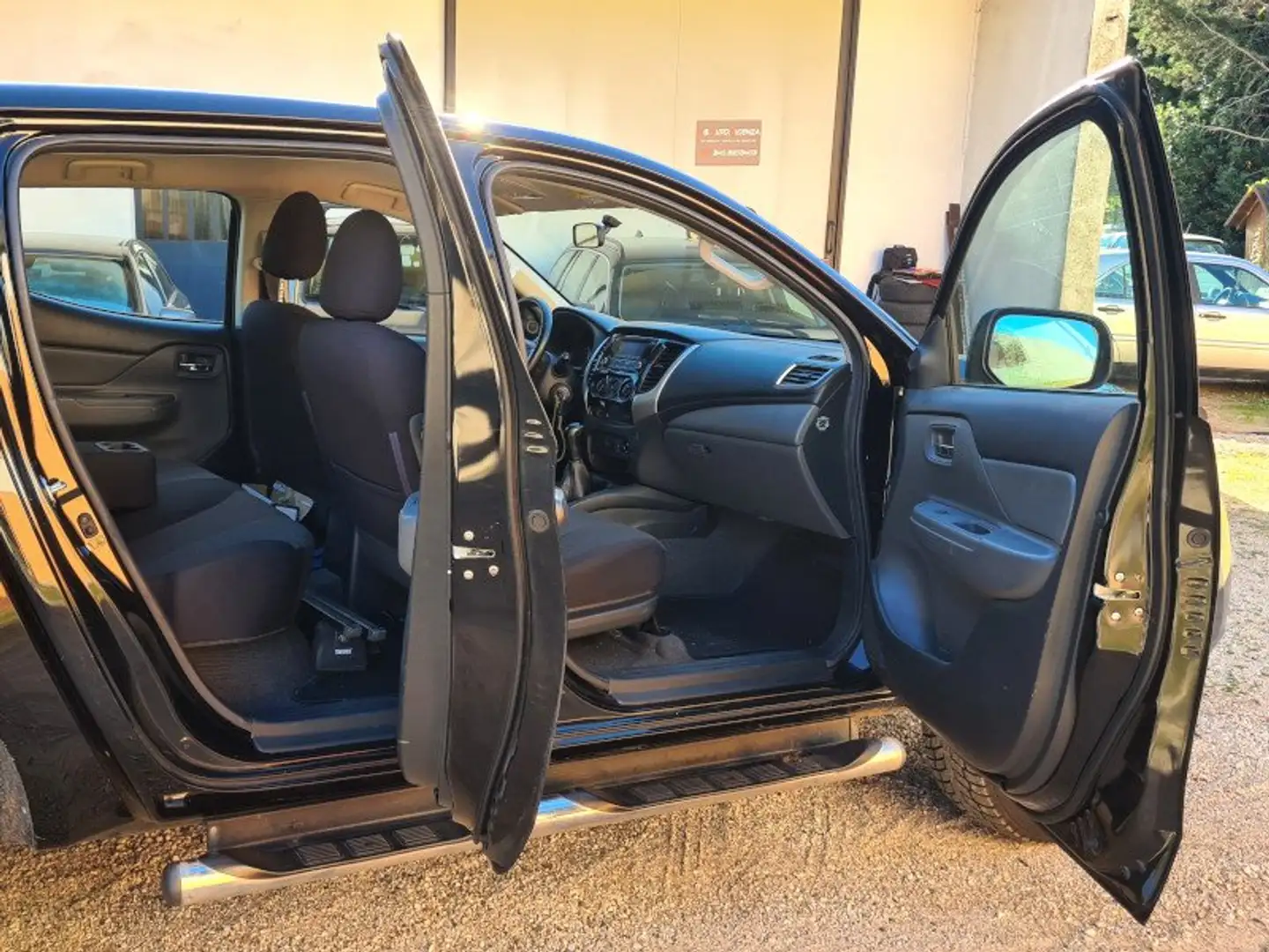 Mitsubishi L200 L200 d.cab 2.4d Invite 2wd 154cv N1 Noir - 2